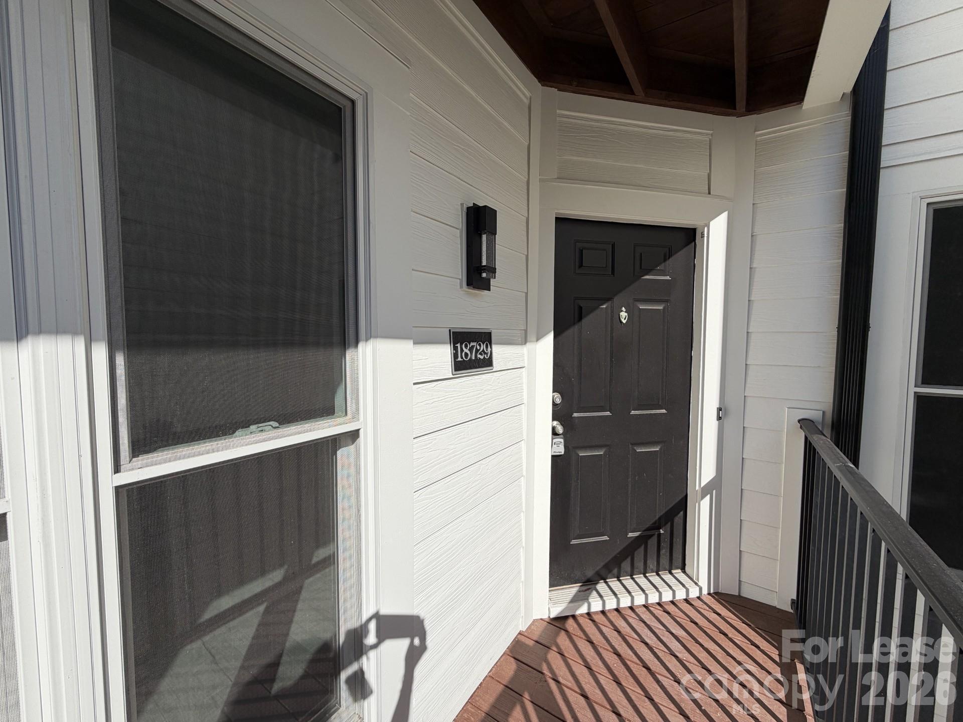 18729 Vineyard Point Lane Property Photo 2