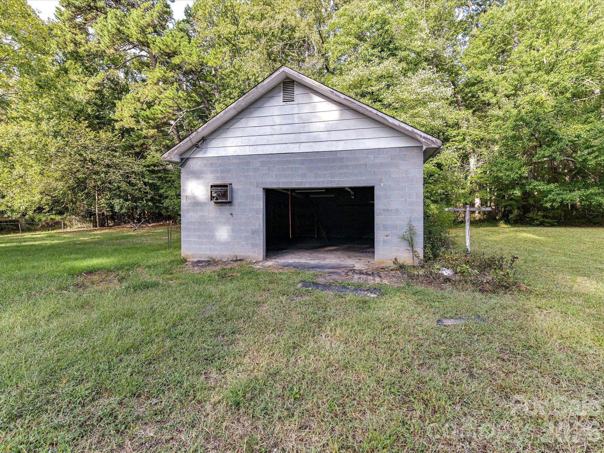 205 Oakland Street Property Photo 32