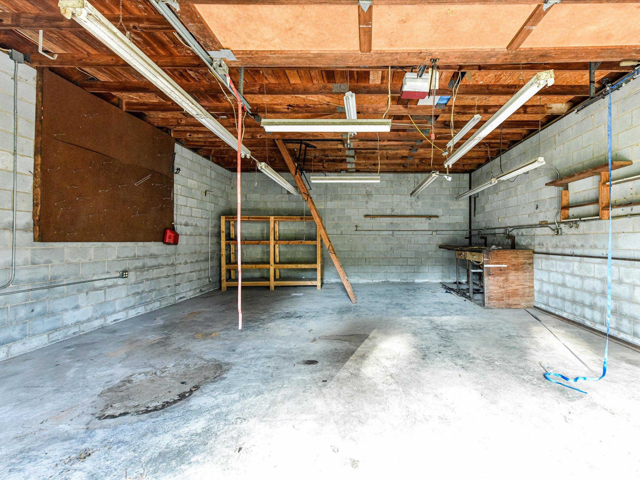 205 Oakland Street Property Photo 33