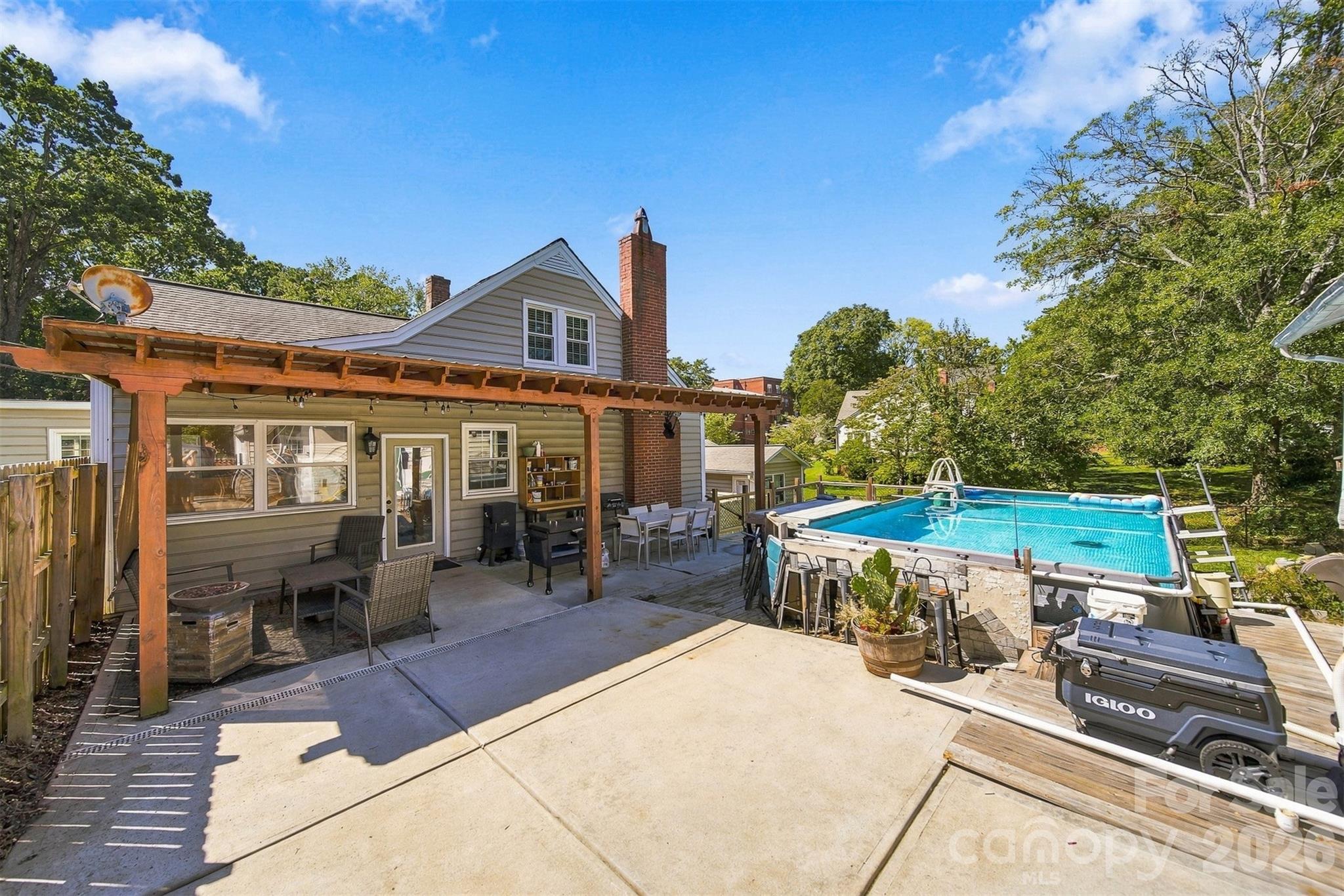 625 E Park Drive Property Photo 4