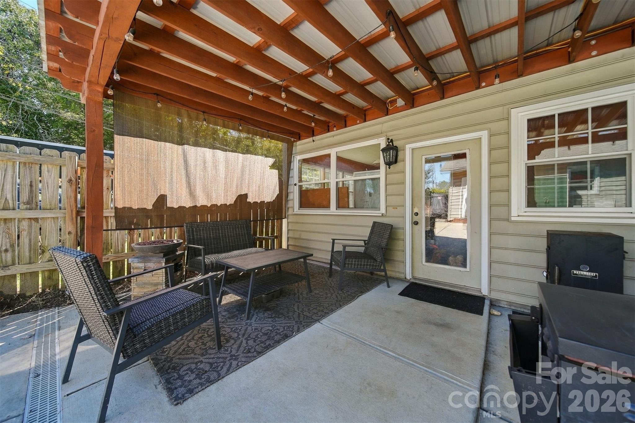 625 E Park Drive Property Photo 5