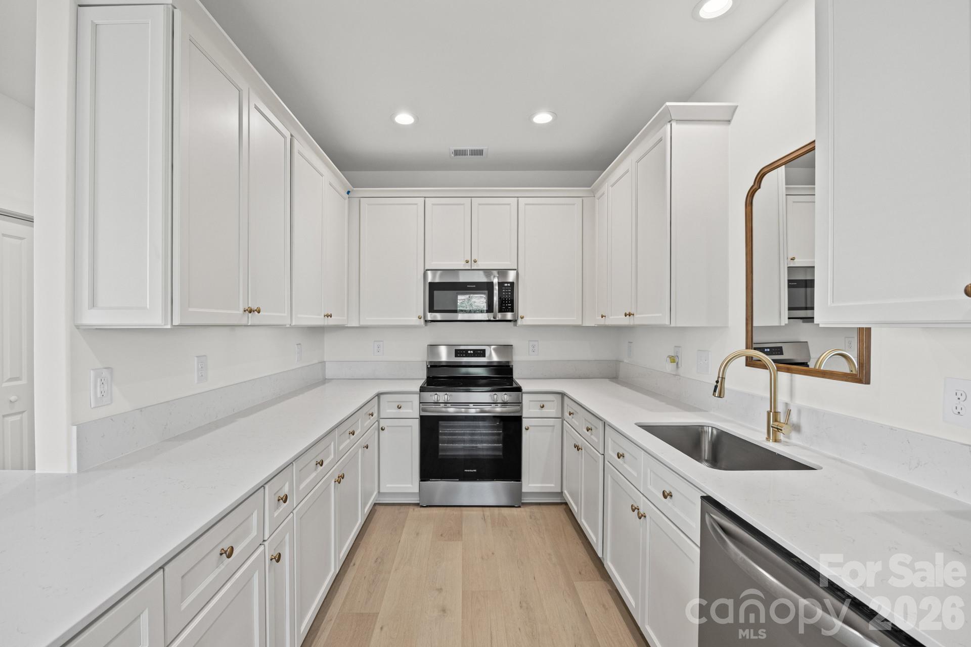 630 Modena Street Property Photo 10