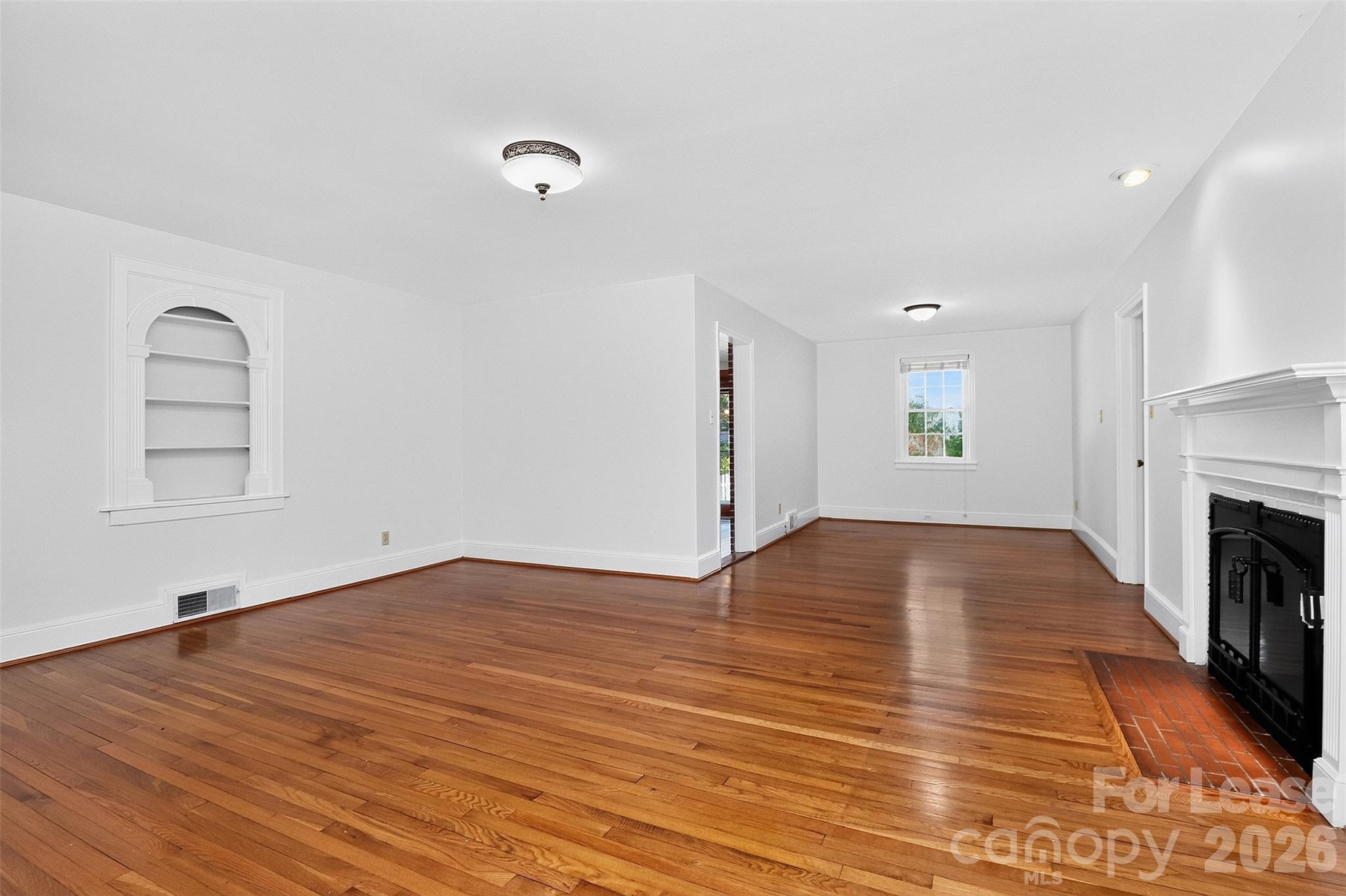 130 W Oak Street Property Photo 2