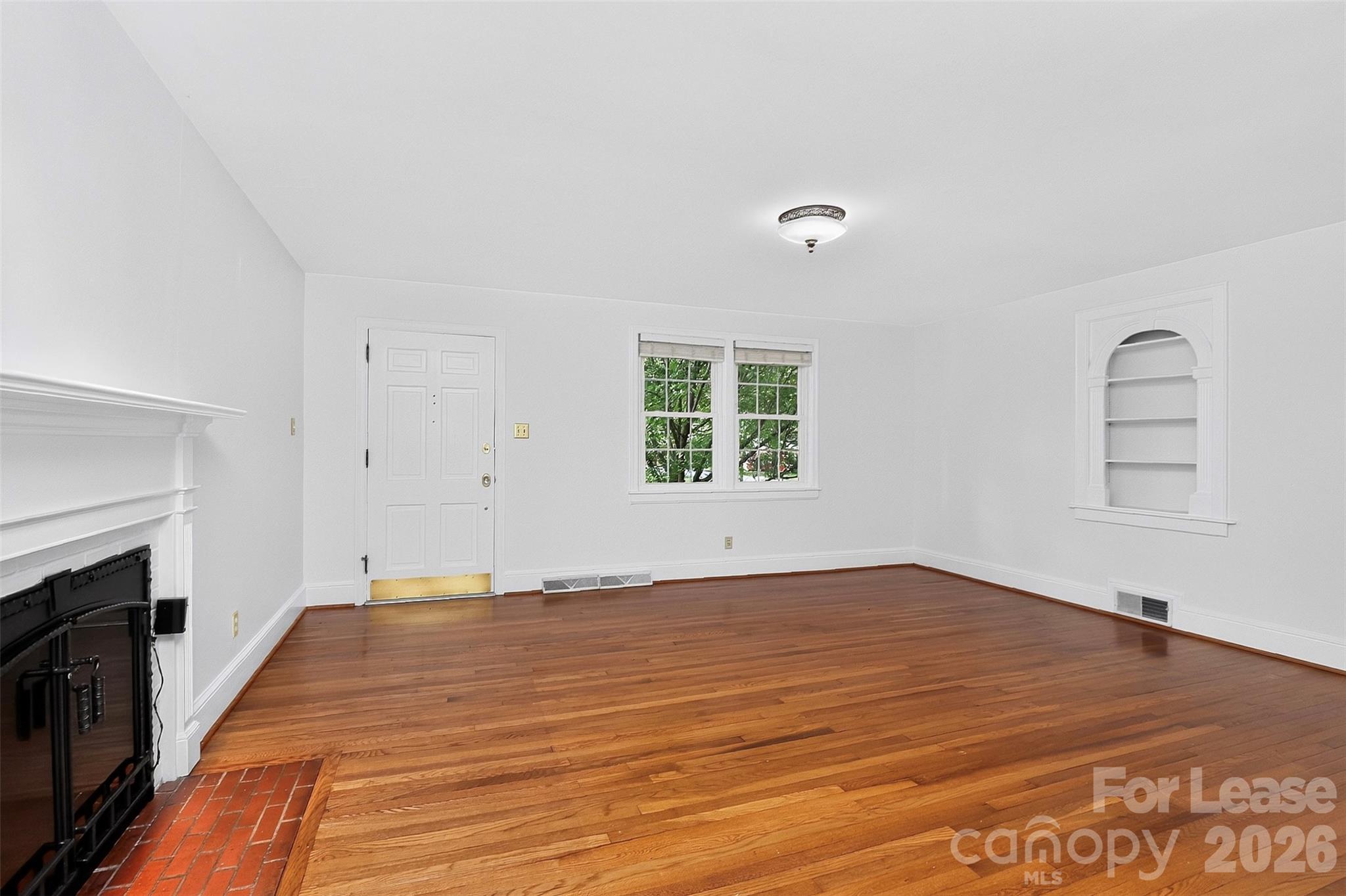 130 W Oak Street Property Photo 4