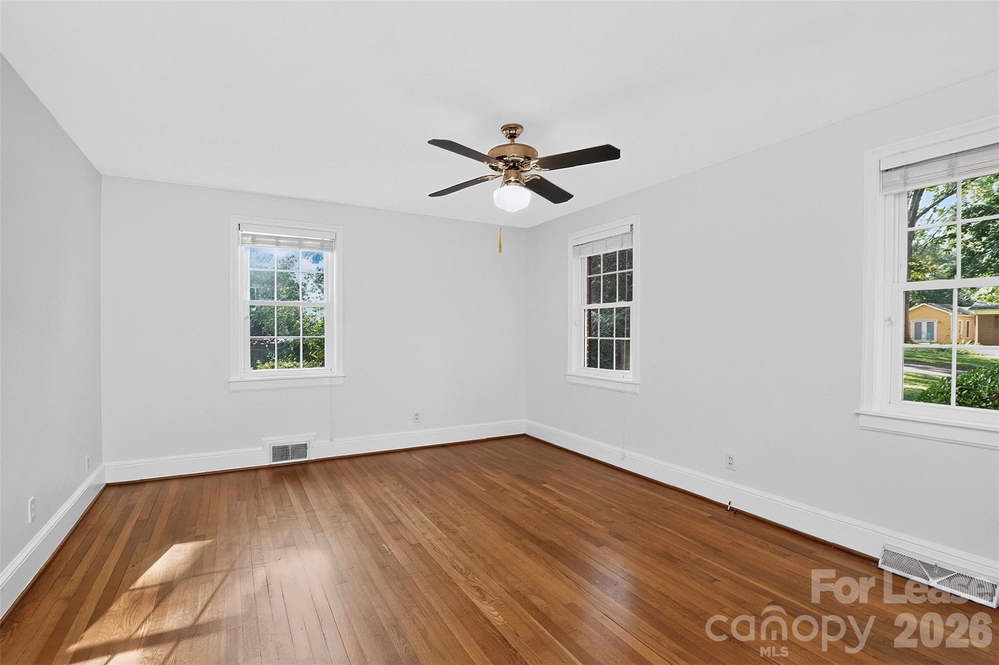 130 W Oak Street Property Photo 10