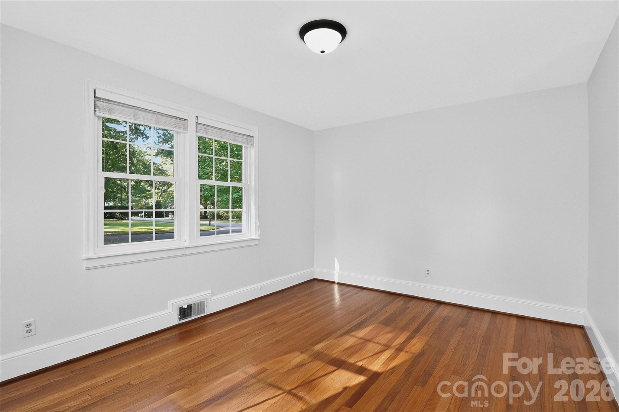 130 W Oak Street Property Photo 12