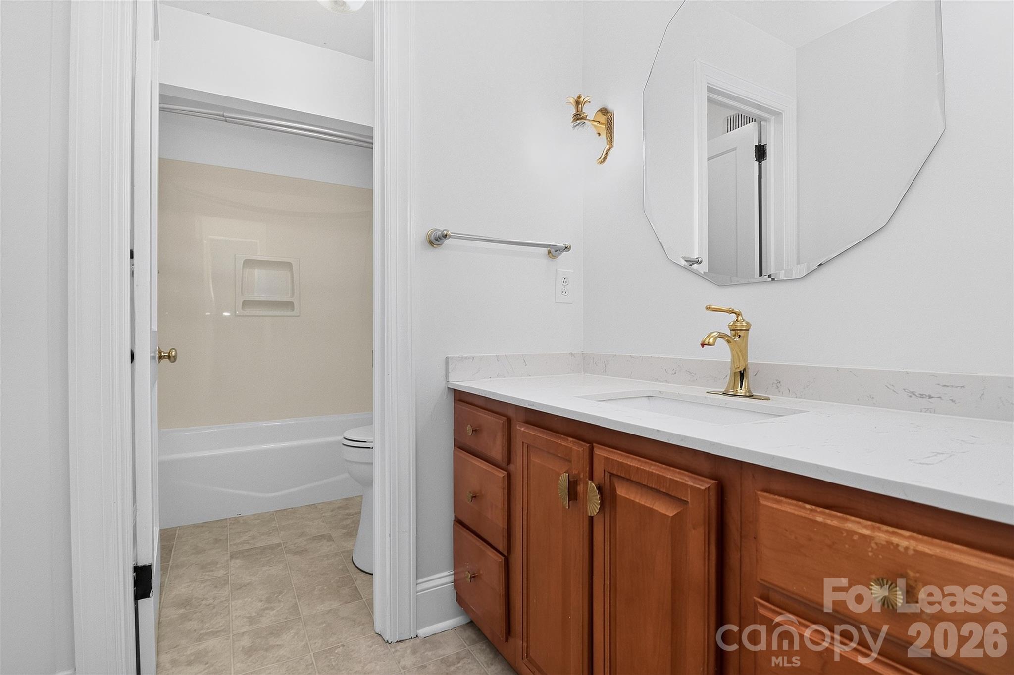130 W Oak Street Property Photo 15