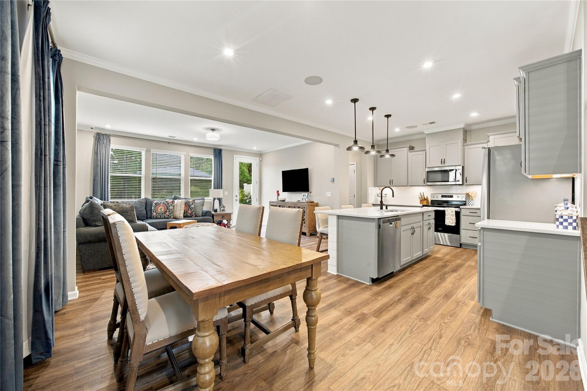 5626 De Vere Drive Property Photo 4