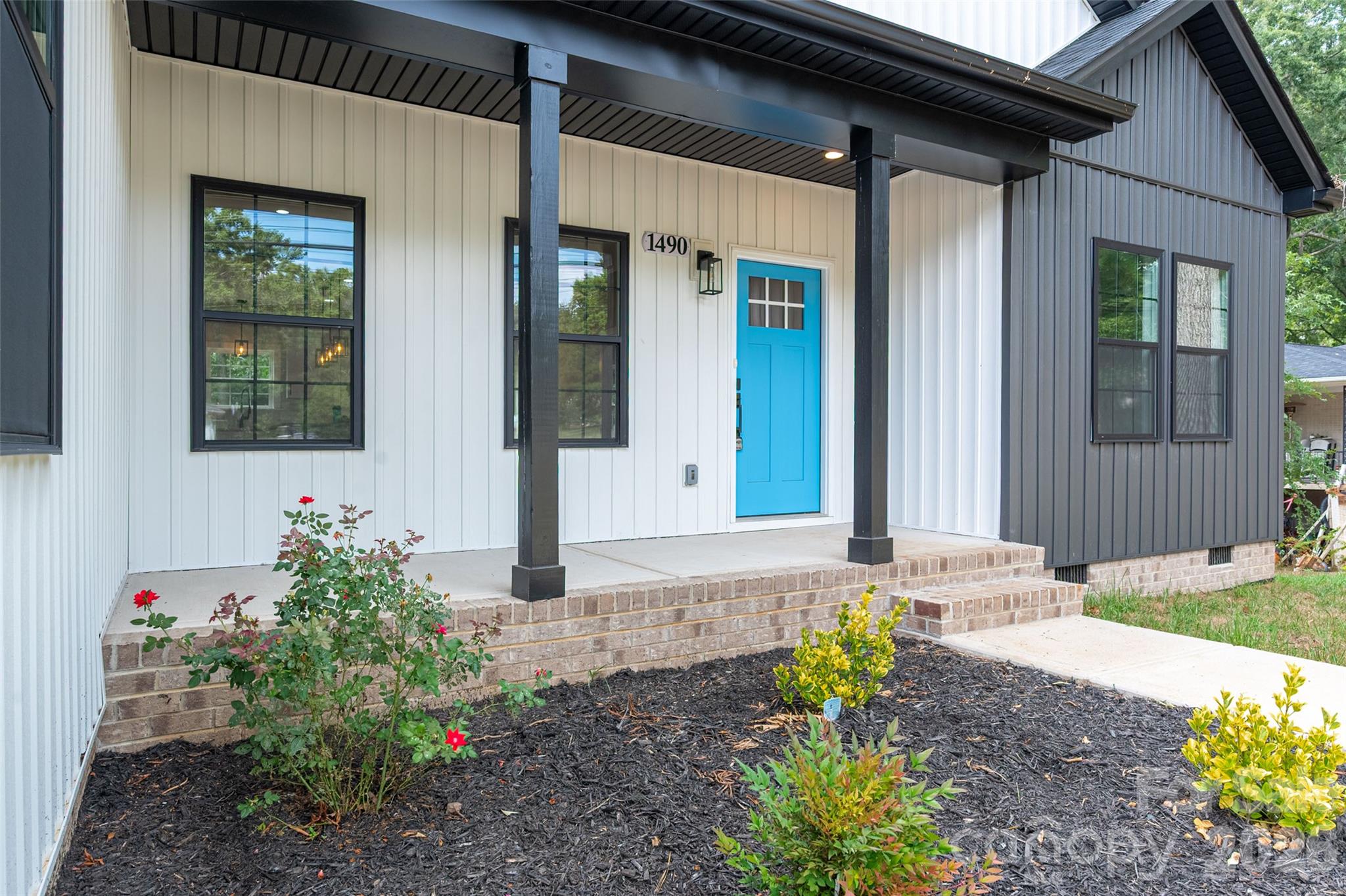 1490 Oakwood Avenue Property Photo 3