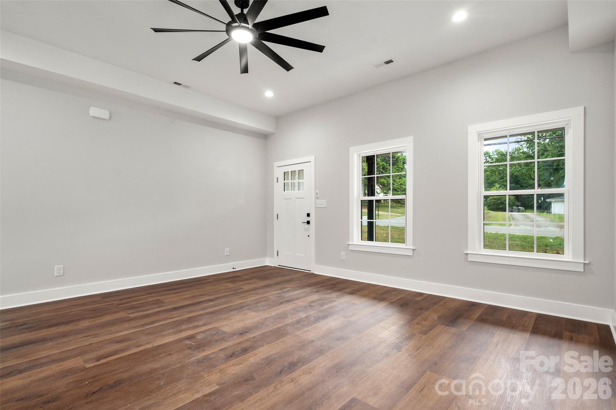 1490 Oakwood Avenue Property Photo 7