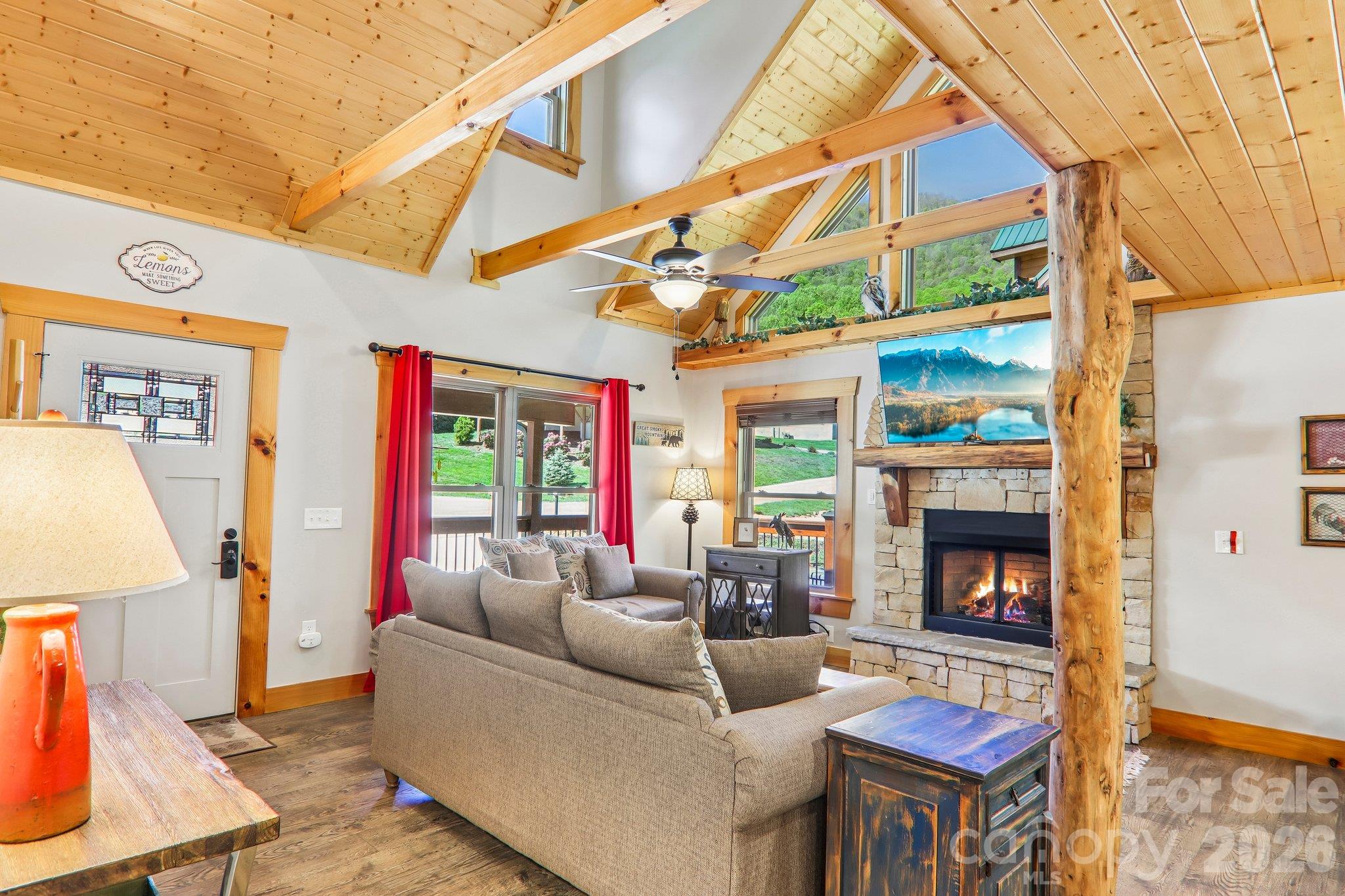 589 Panoramic Loop Property Photo 2