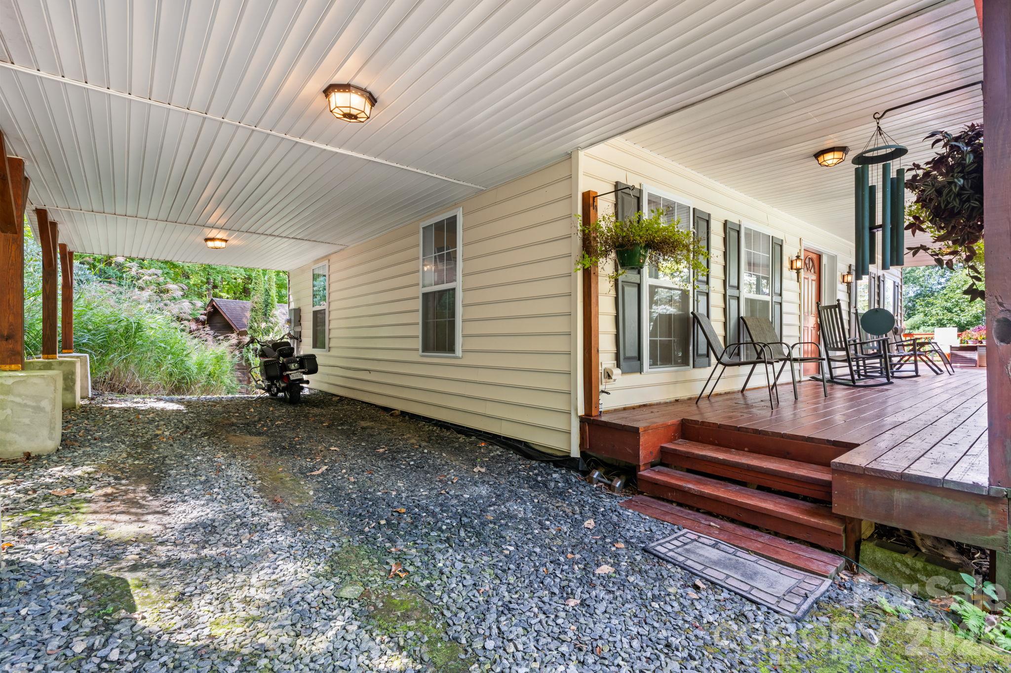 1056 Old Hampton Road Property Photo 2