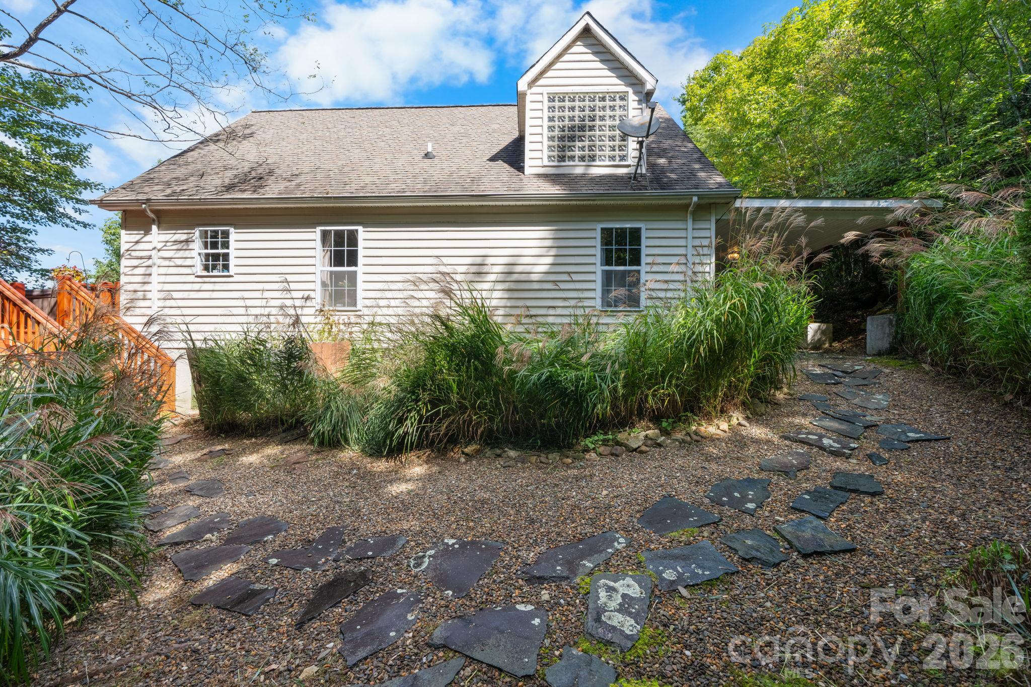 1056 Old Hampton Road Property Photo 9