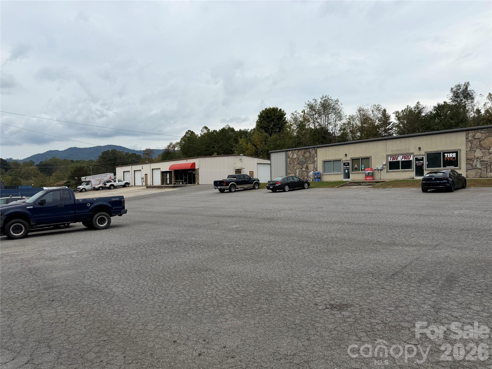 2017 Smokey Park Highway Property Photo 2