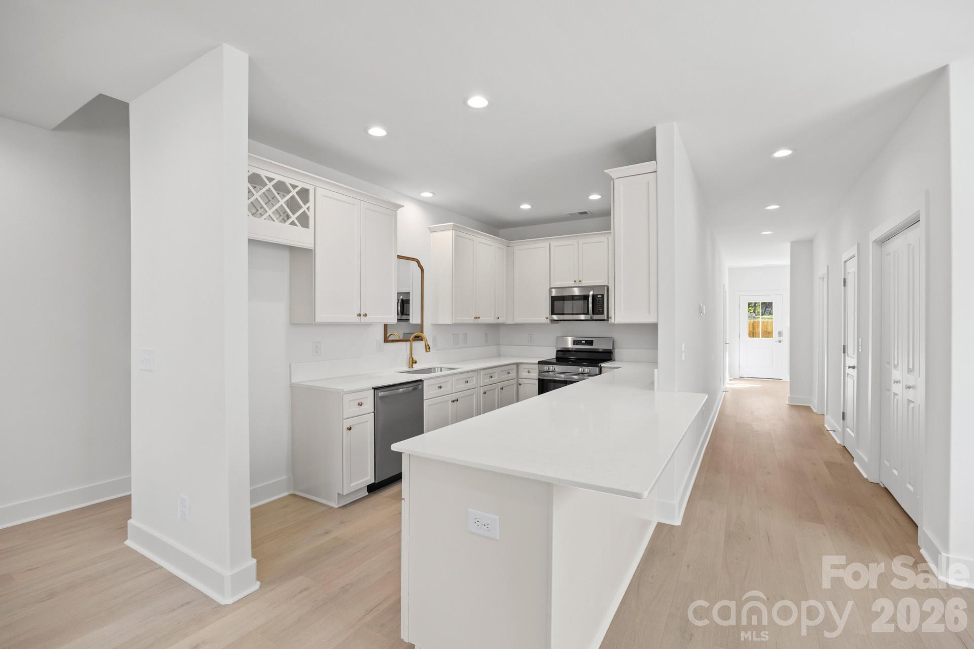 634 N Modena Street Property Photo 8