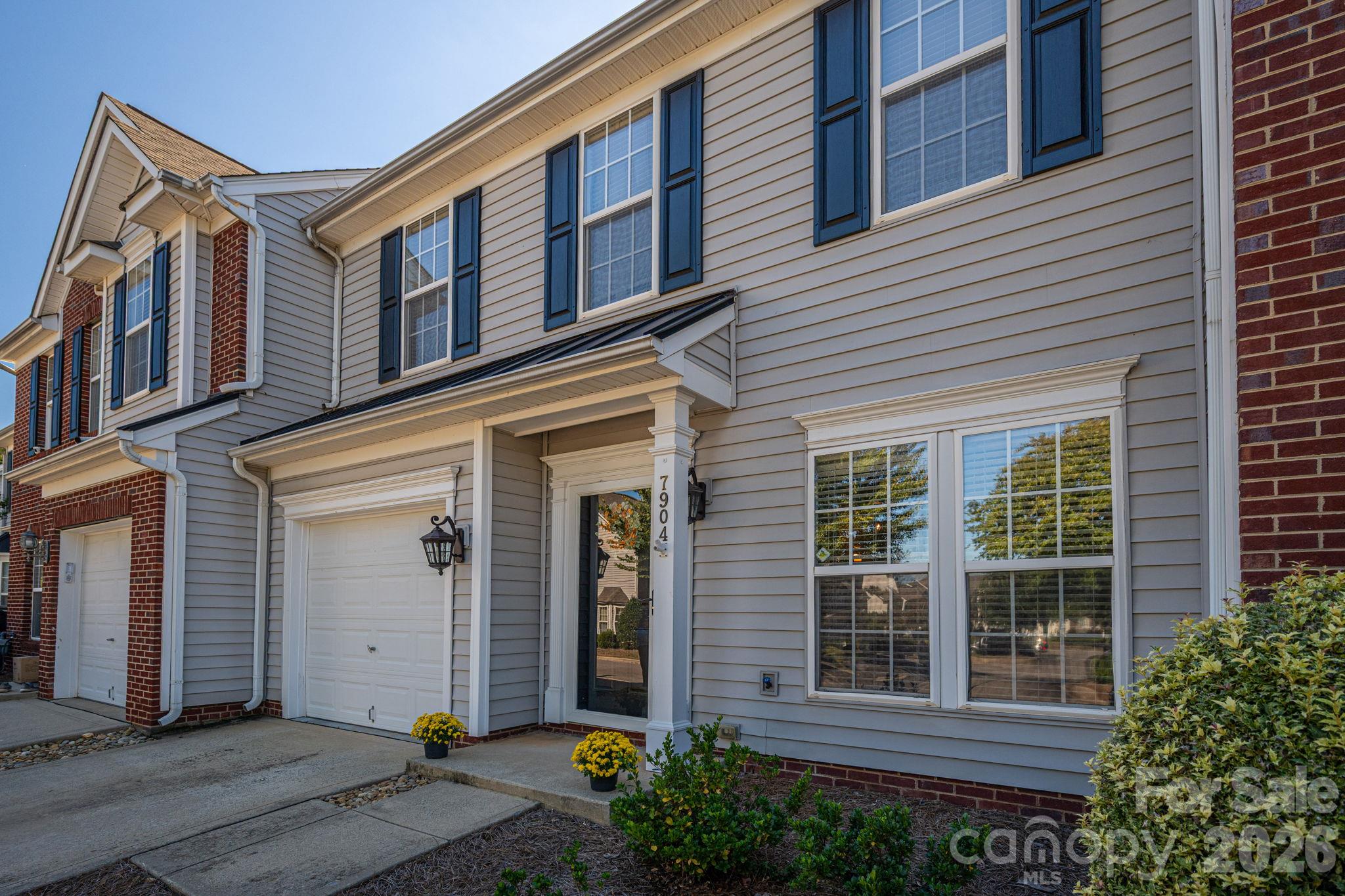 7904 Mariners Pointe Circle Property Photo 2