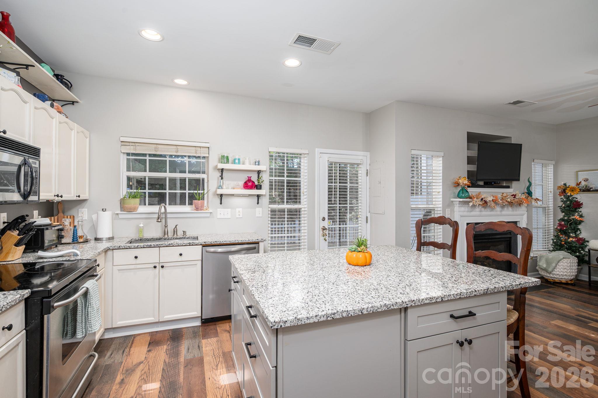 7904 Mariners Pointe Circle Property Photo 9
