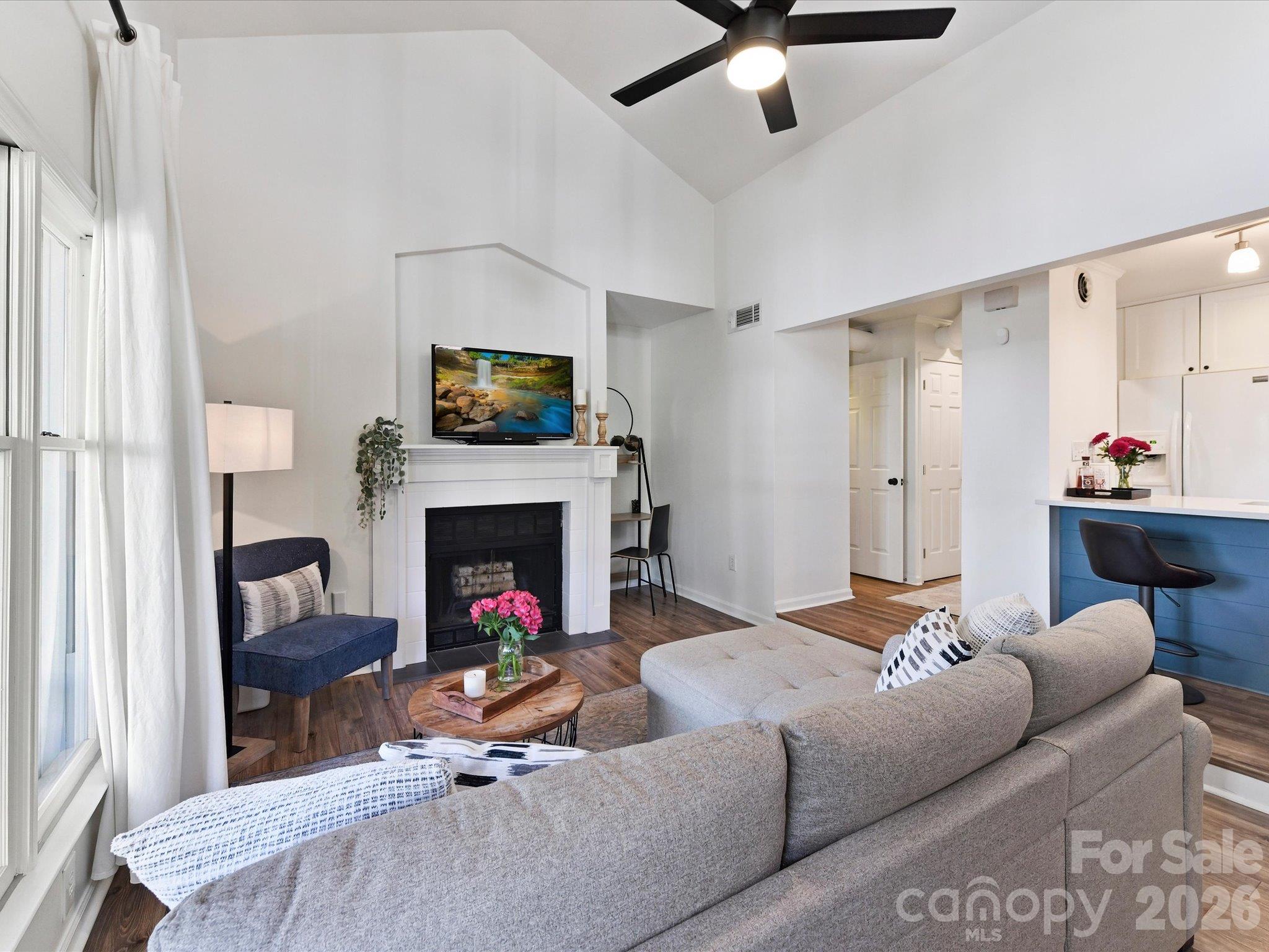 423 W 8th Street 78 Property Photo 4