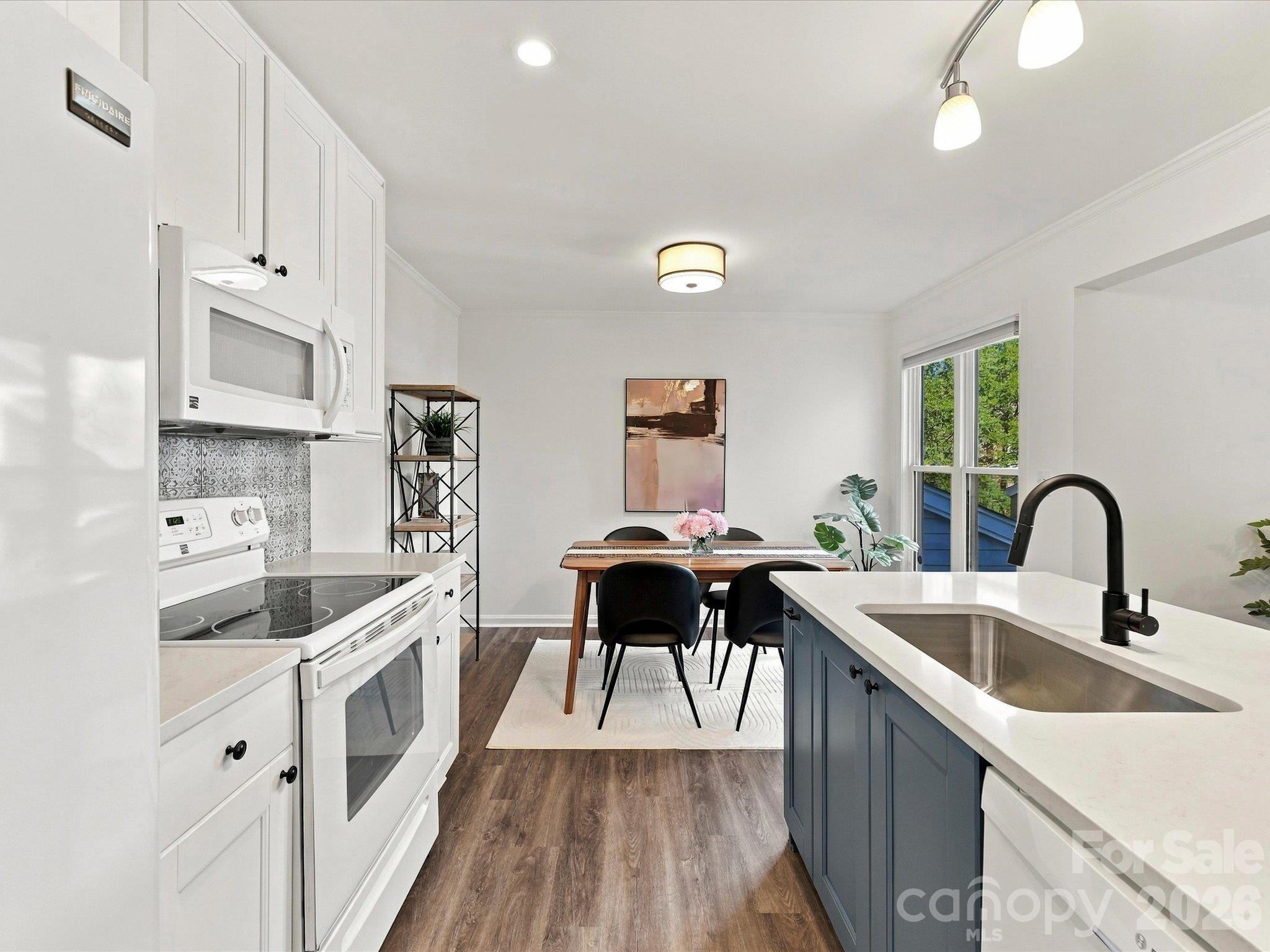 423 W 8th Street 78 Property Photo 6