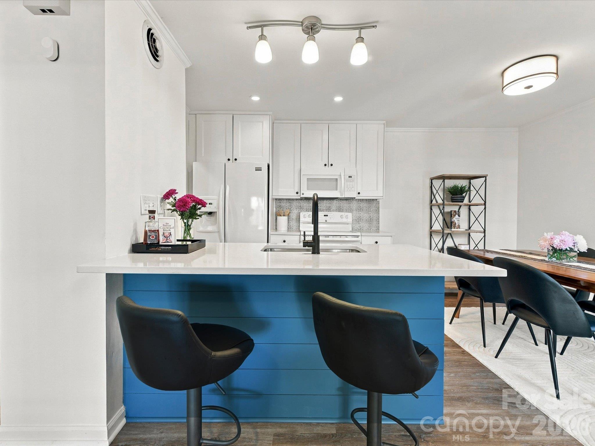 423 W 8th Street 78 Property Photo 10