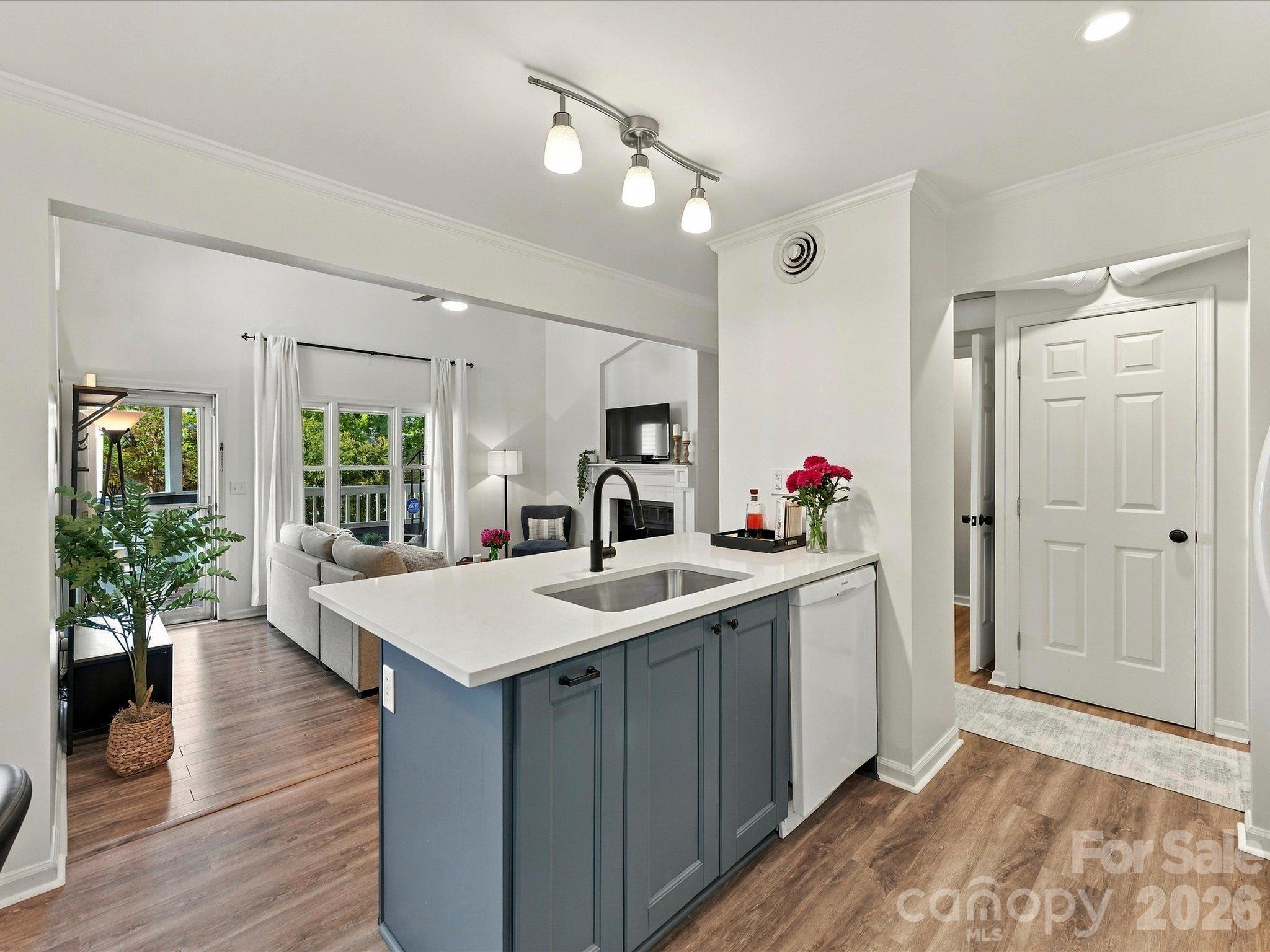 423 W 8th Street 78 Property Photo 11