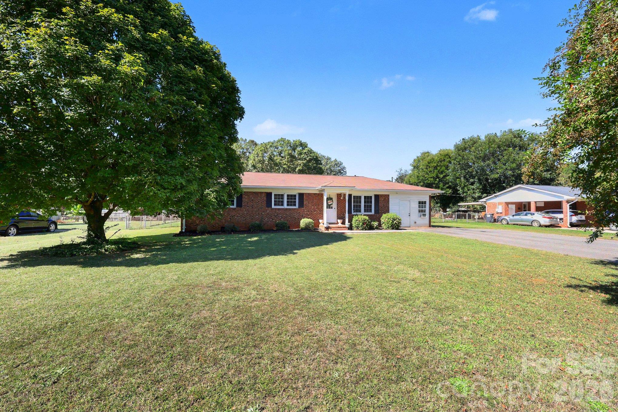 160 E Chamblee Drive Property Photo 3