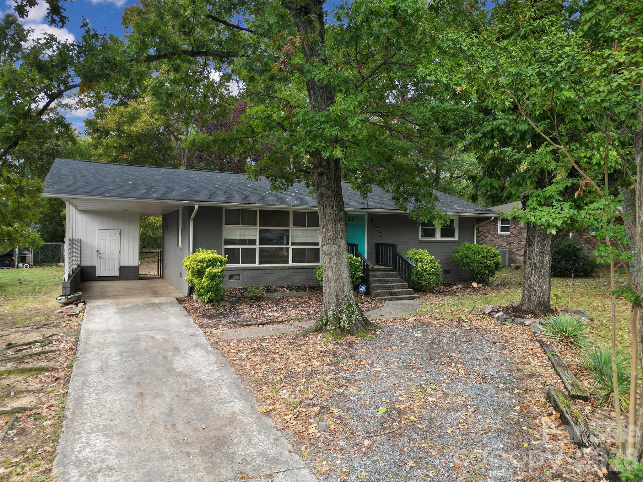 1064 Stonewall Avenue Property Photo 2
