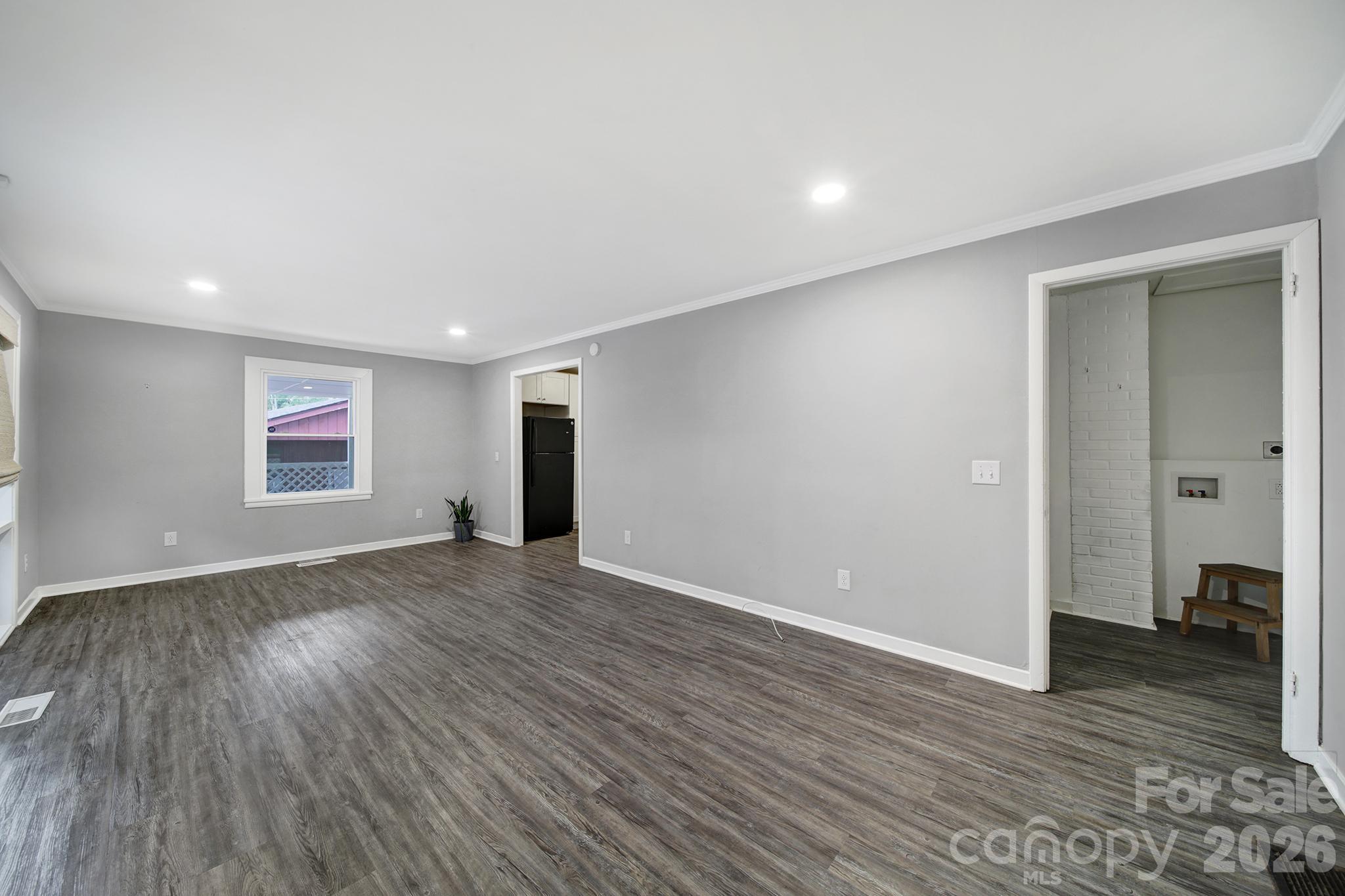 1064 Stonewall Avenue Property Photo 3