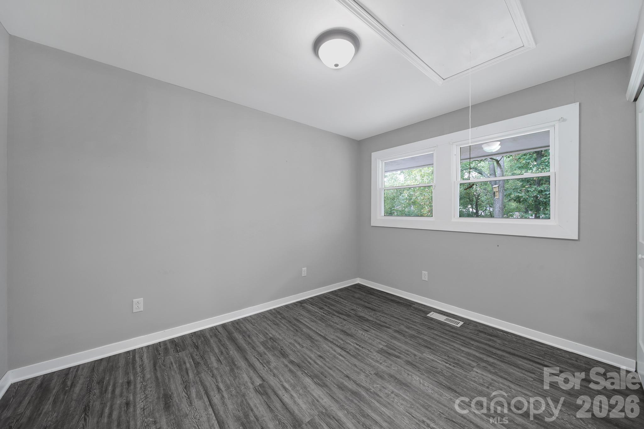 1064 Stonewall Avenue Property Photo 8