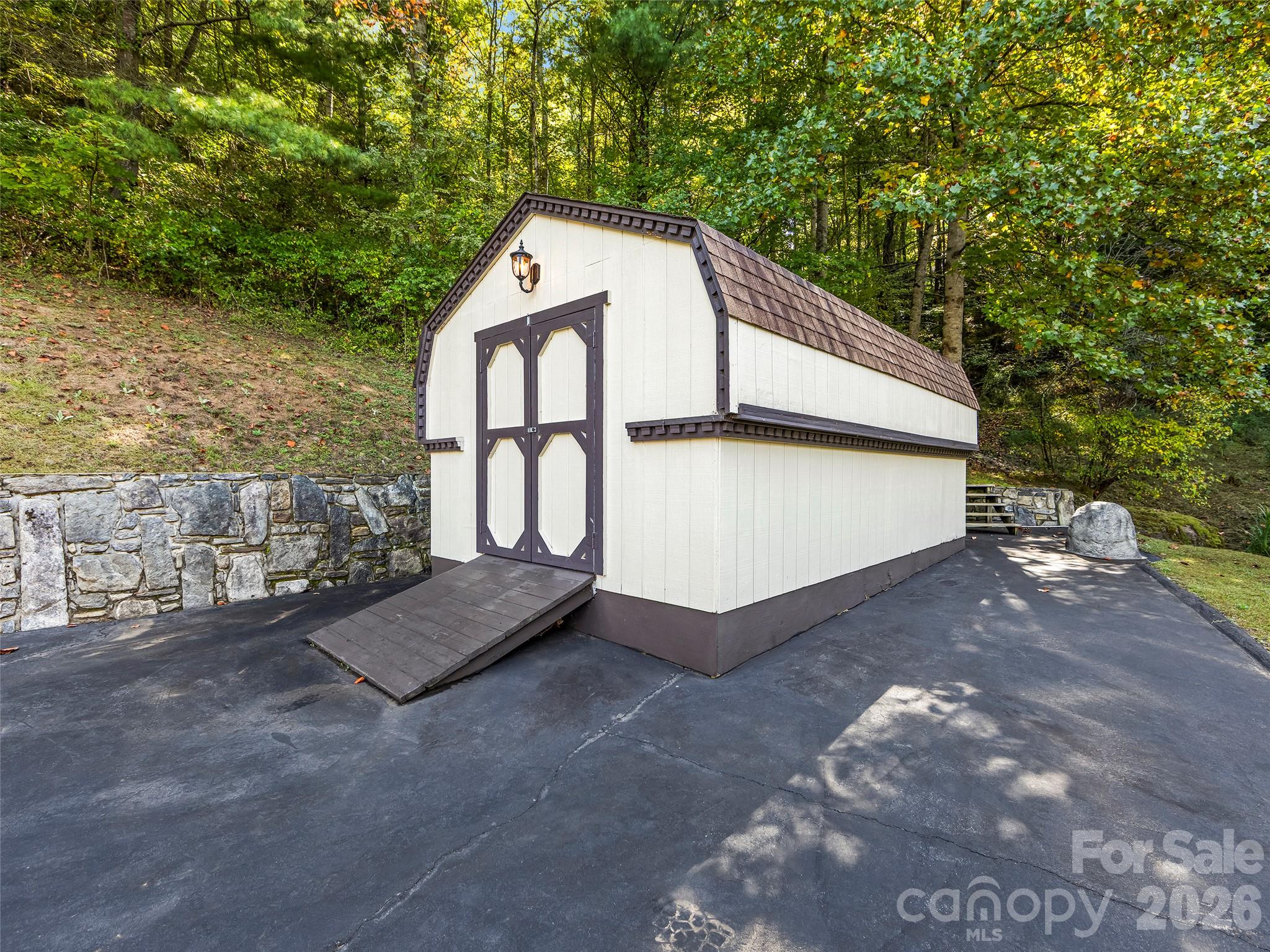 1090 Maple Springs Drive Property Photo 41
