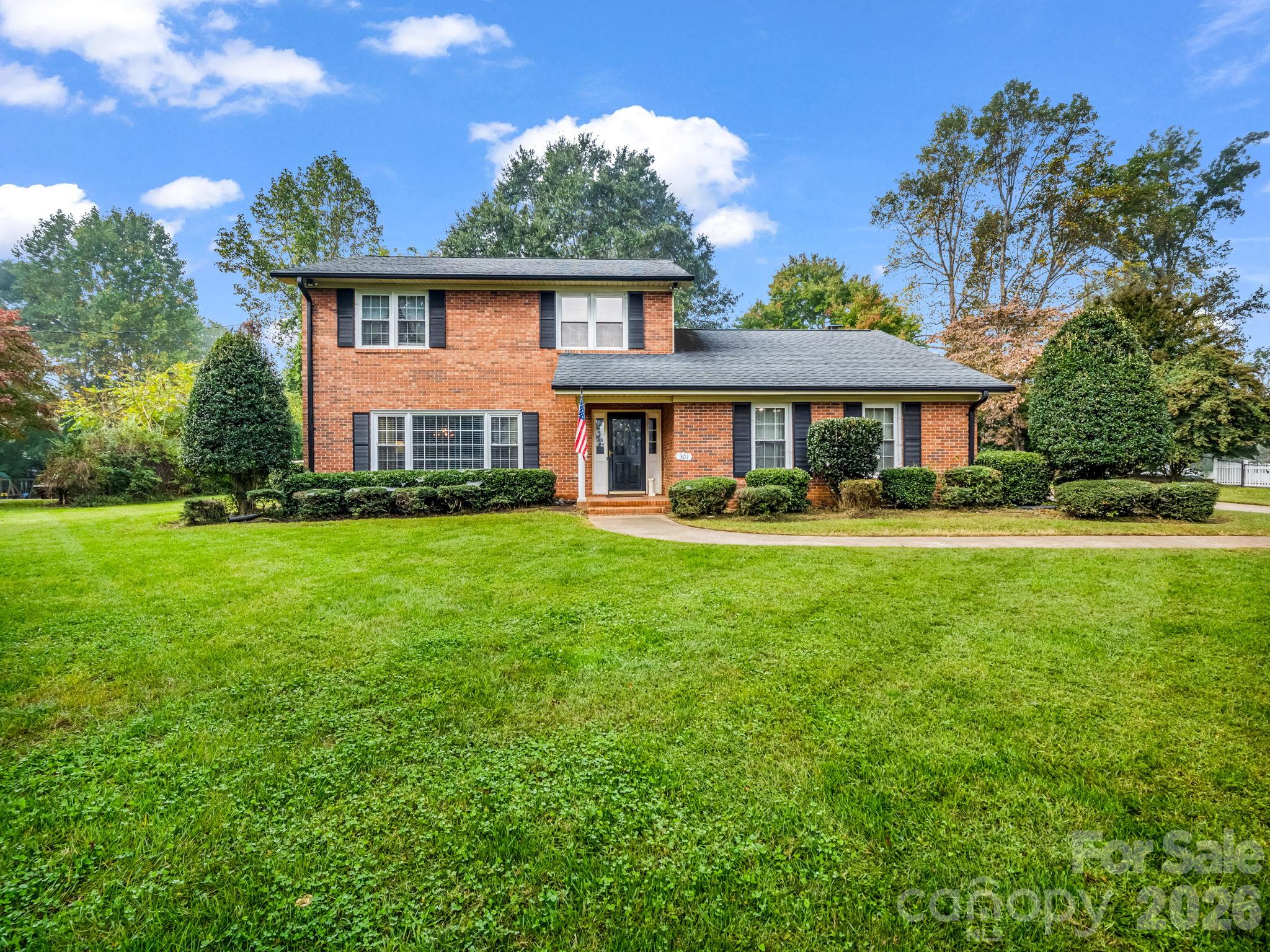 301 Knollwood Drive Property Photo 1