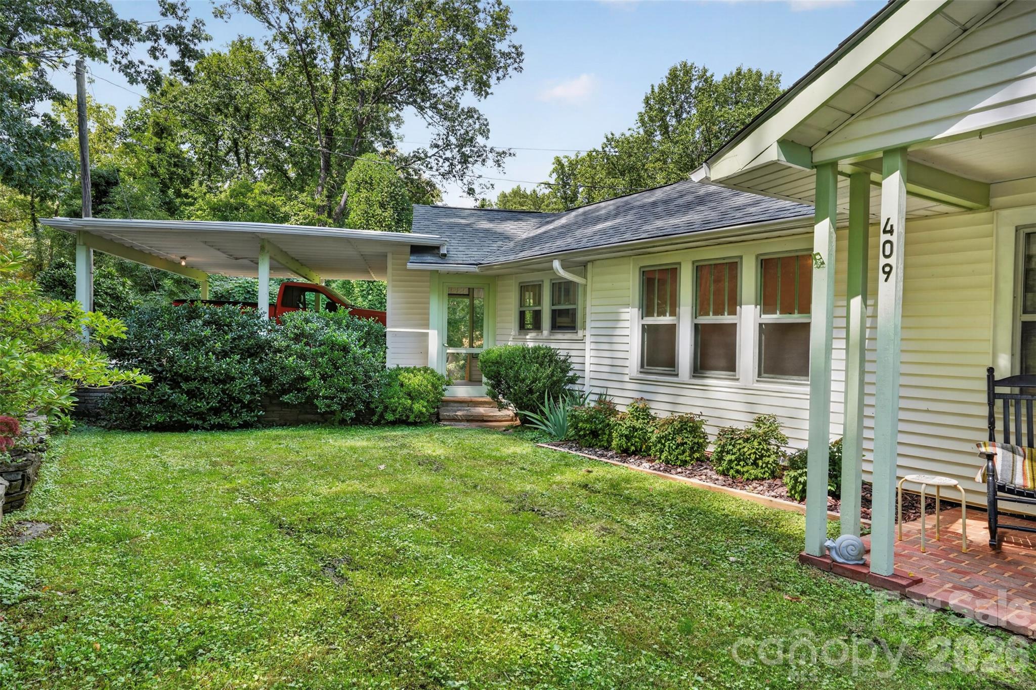 409 Lockhart Road Property Photo 5