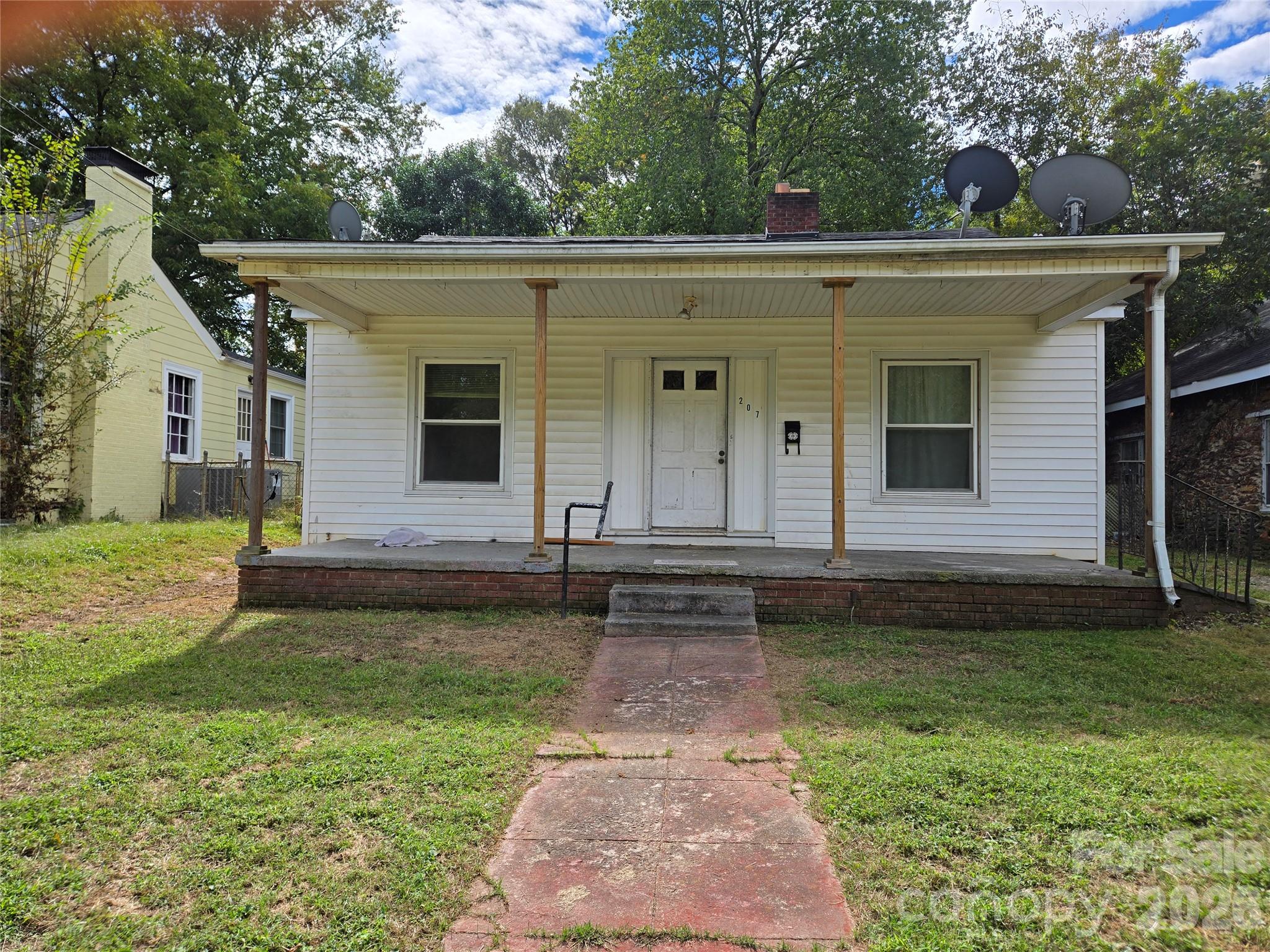 207 W Washington Avenue Property Photo 1