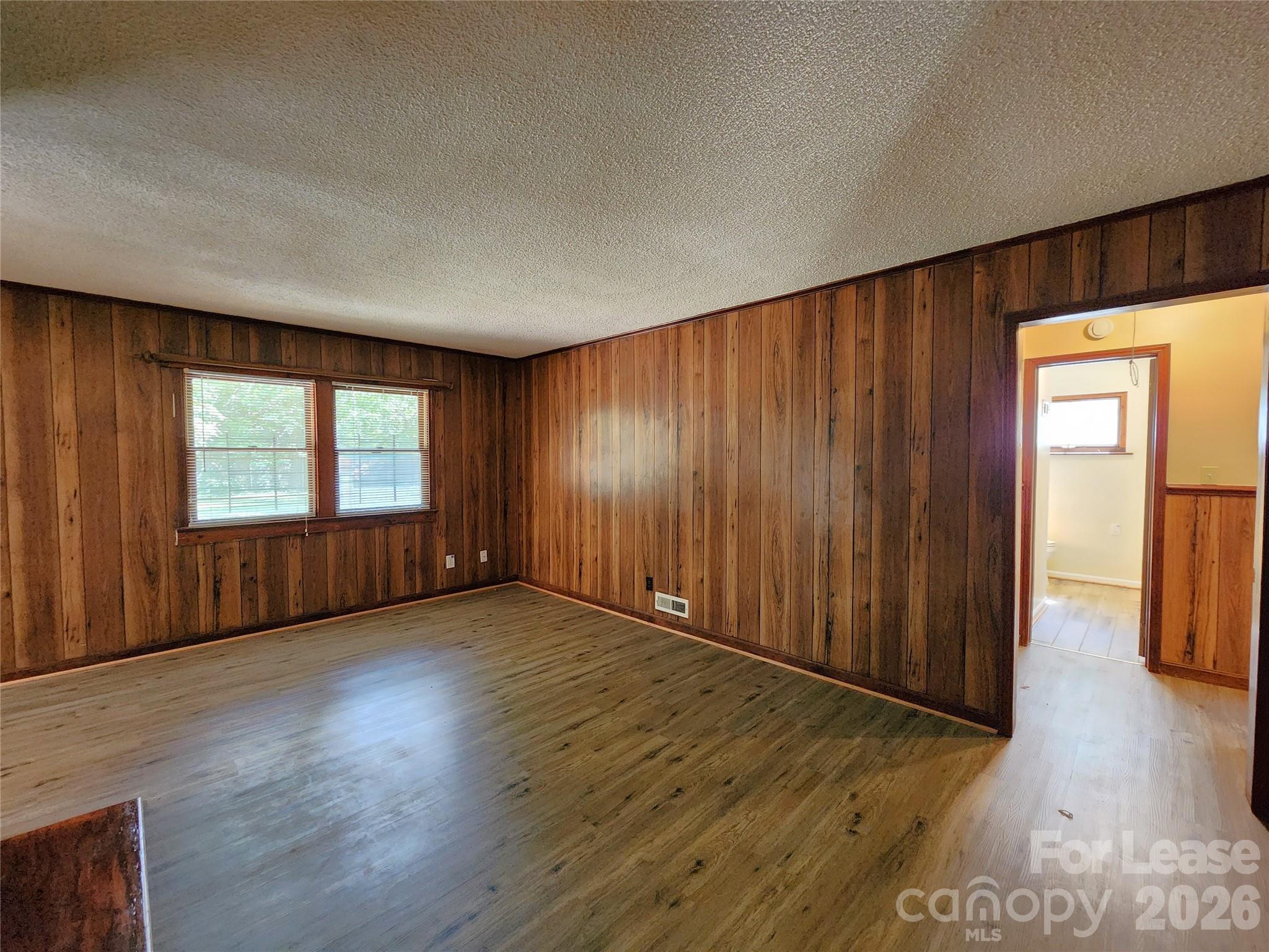 1621 Eastway Drive Property Photo 2
