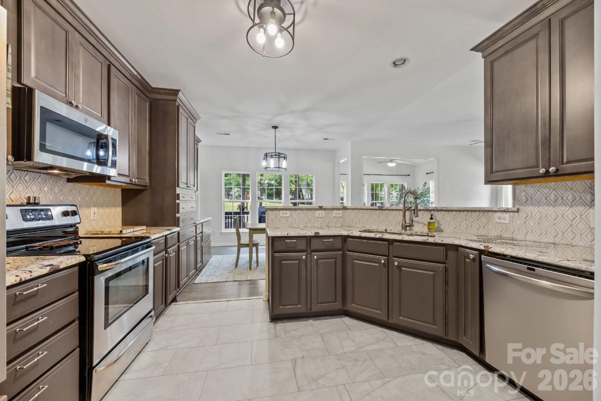 1317 Shimmer Light Circle Property Photo 4