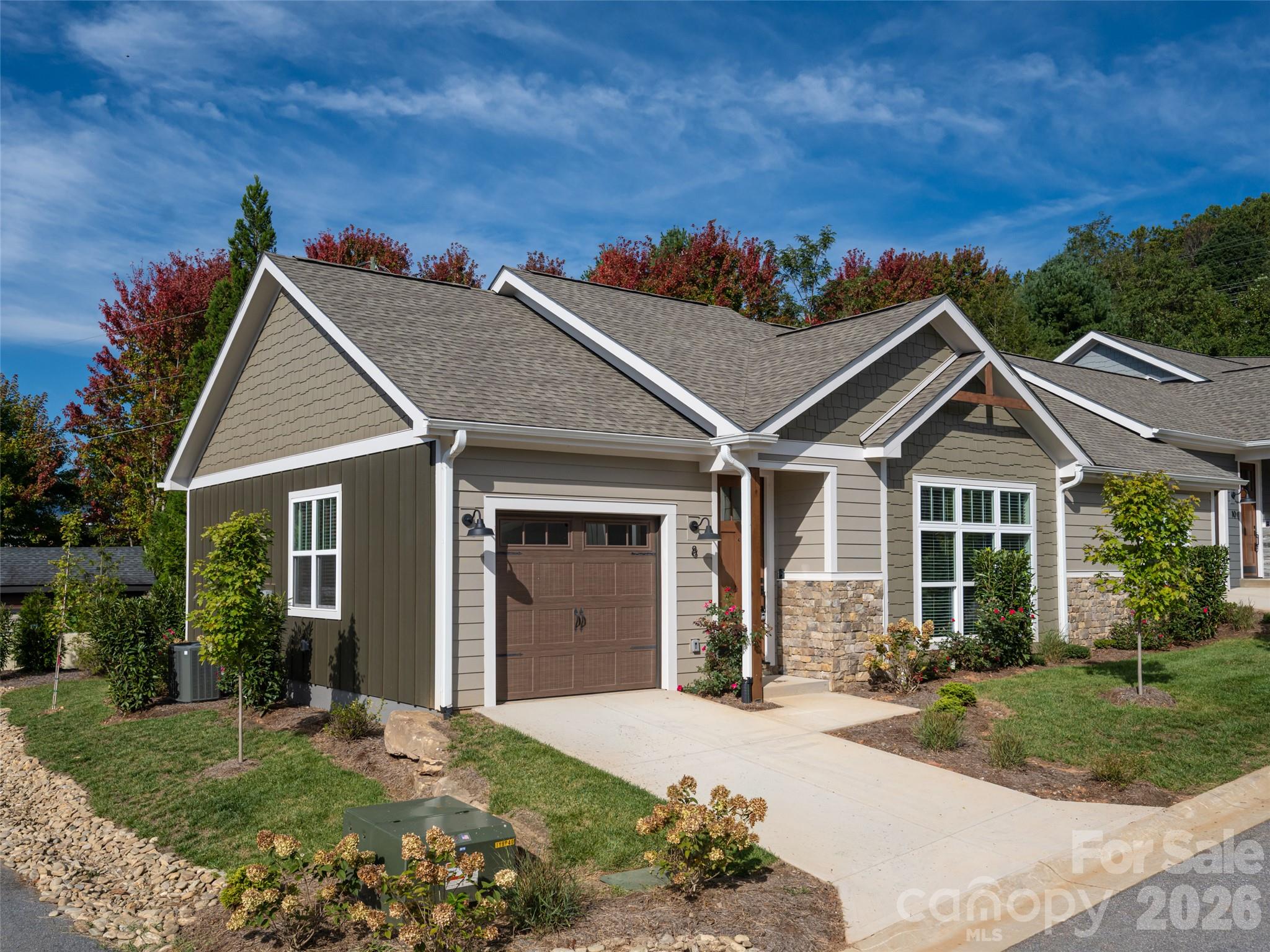 8 Heartleaf Circle Property Photo 1
