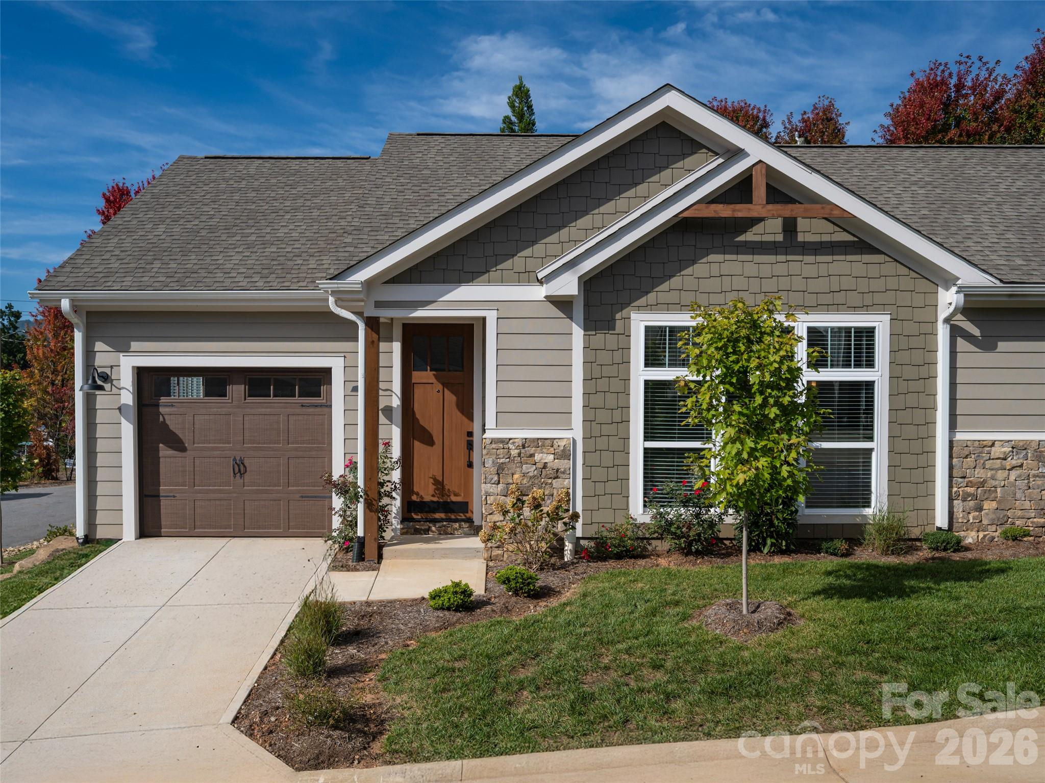 8 Heartleaf Circle Property Photo 2