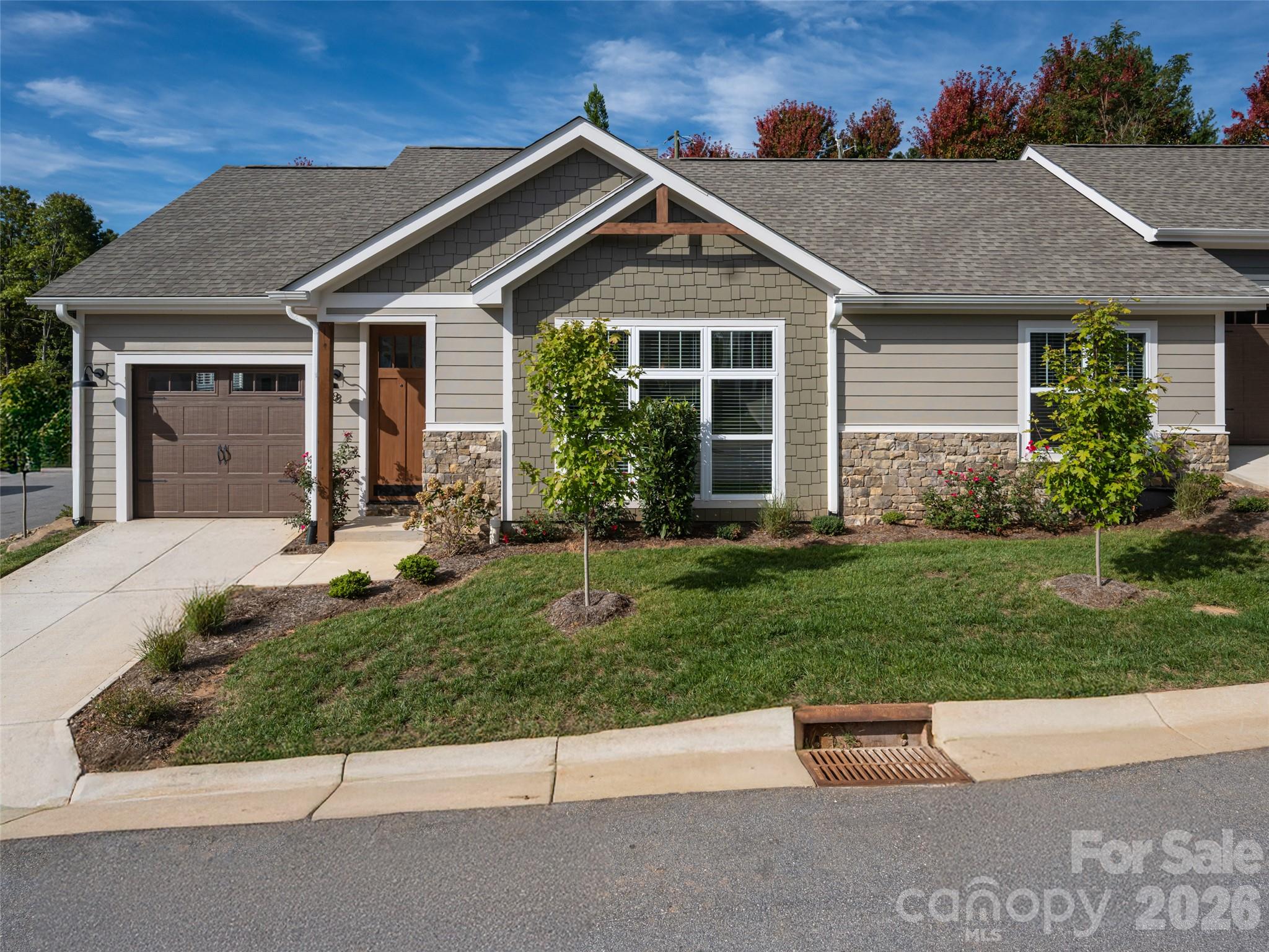8 Heartleaf Circle Property Photo 3
