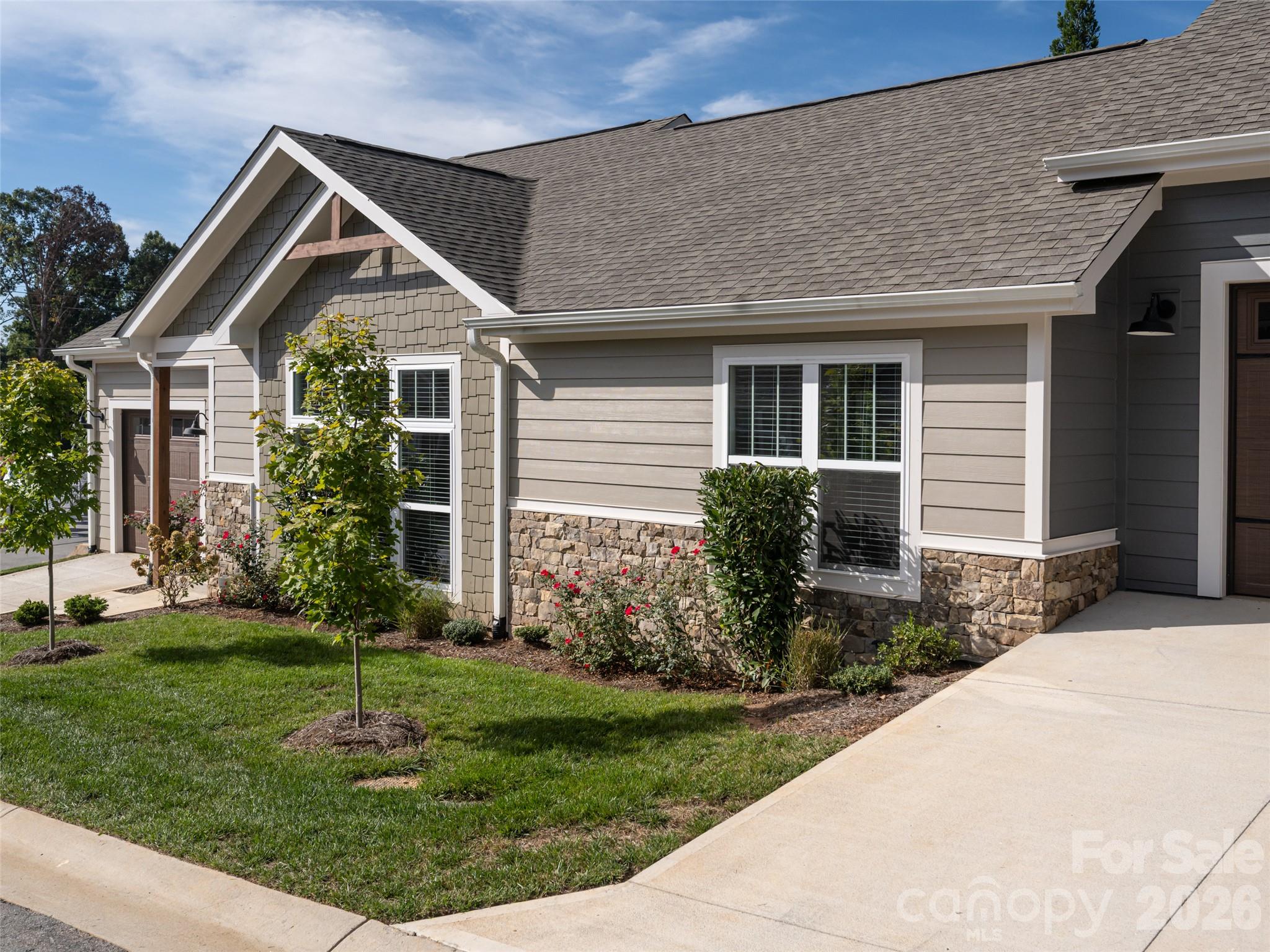 8 Heartleaf Circle Property Photo 4