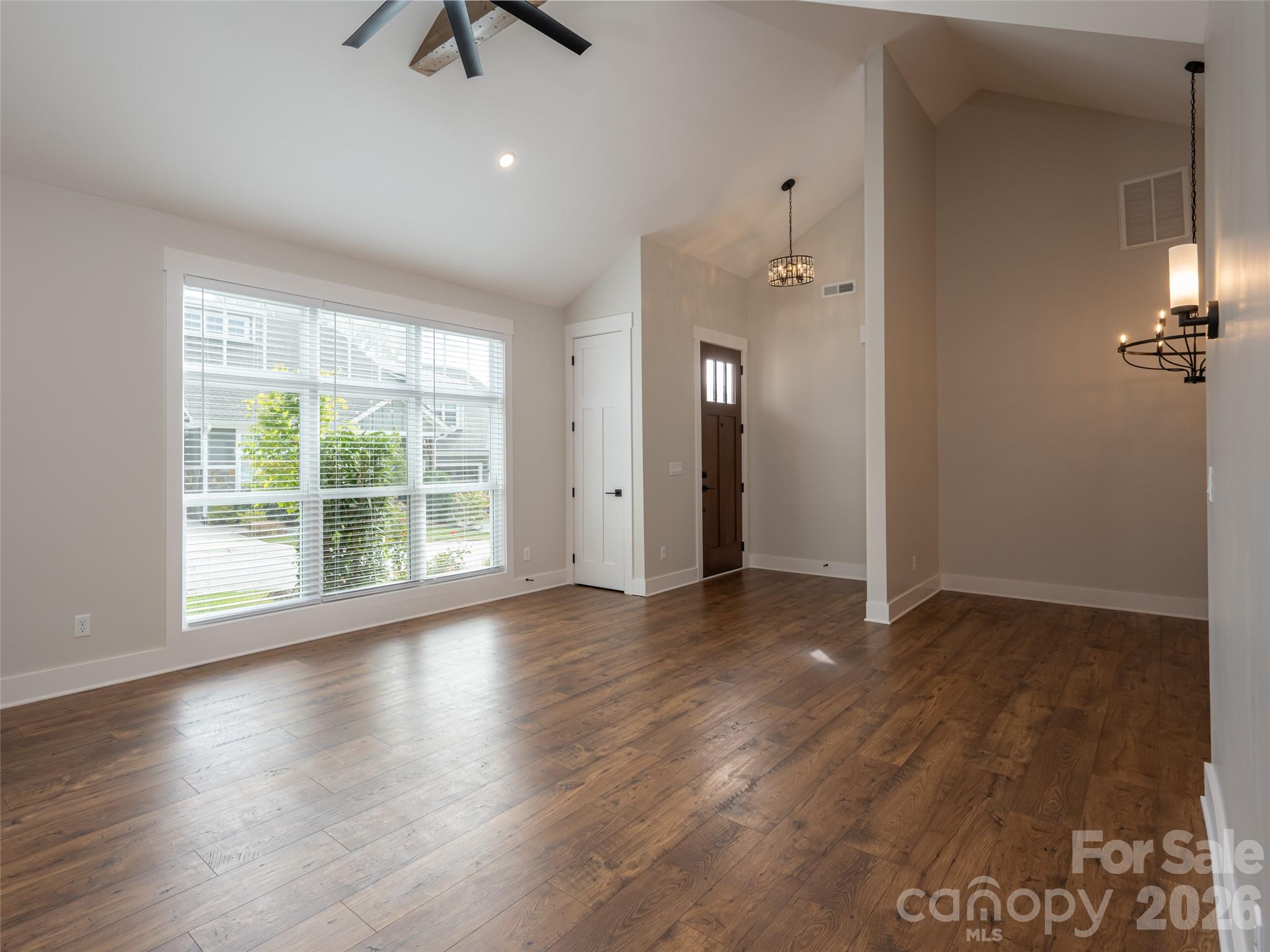 8 Heartleaf Circle Property Photo 7