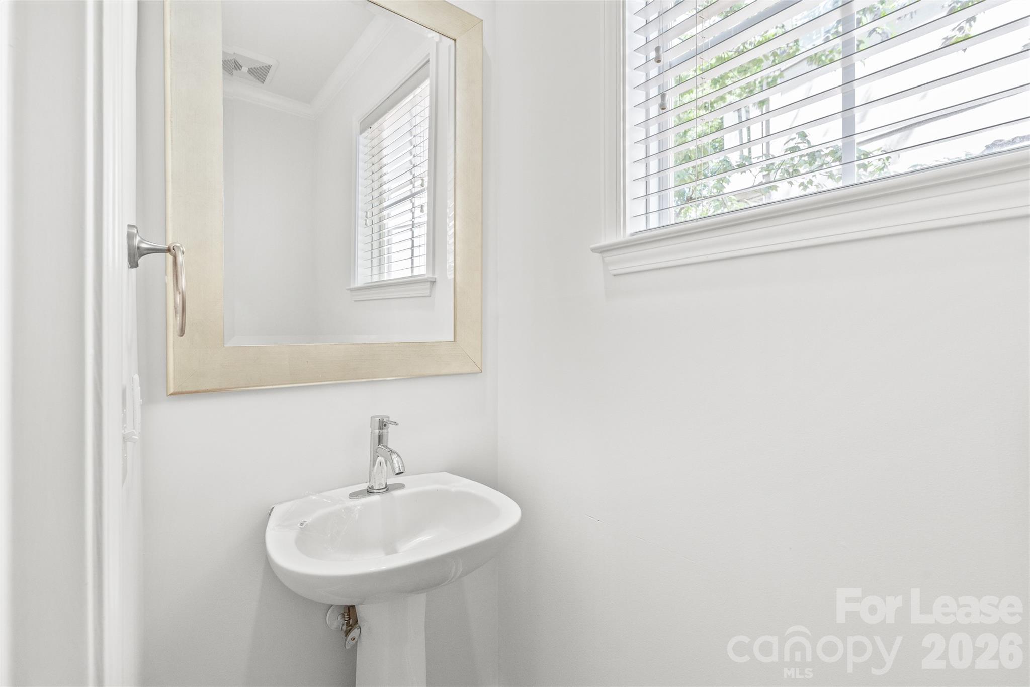 821 W 4th Street Property Photo 9