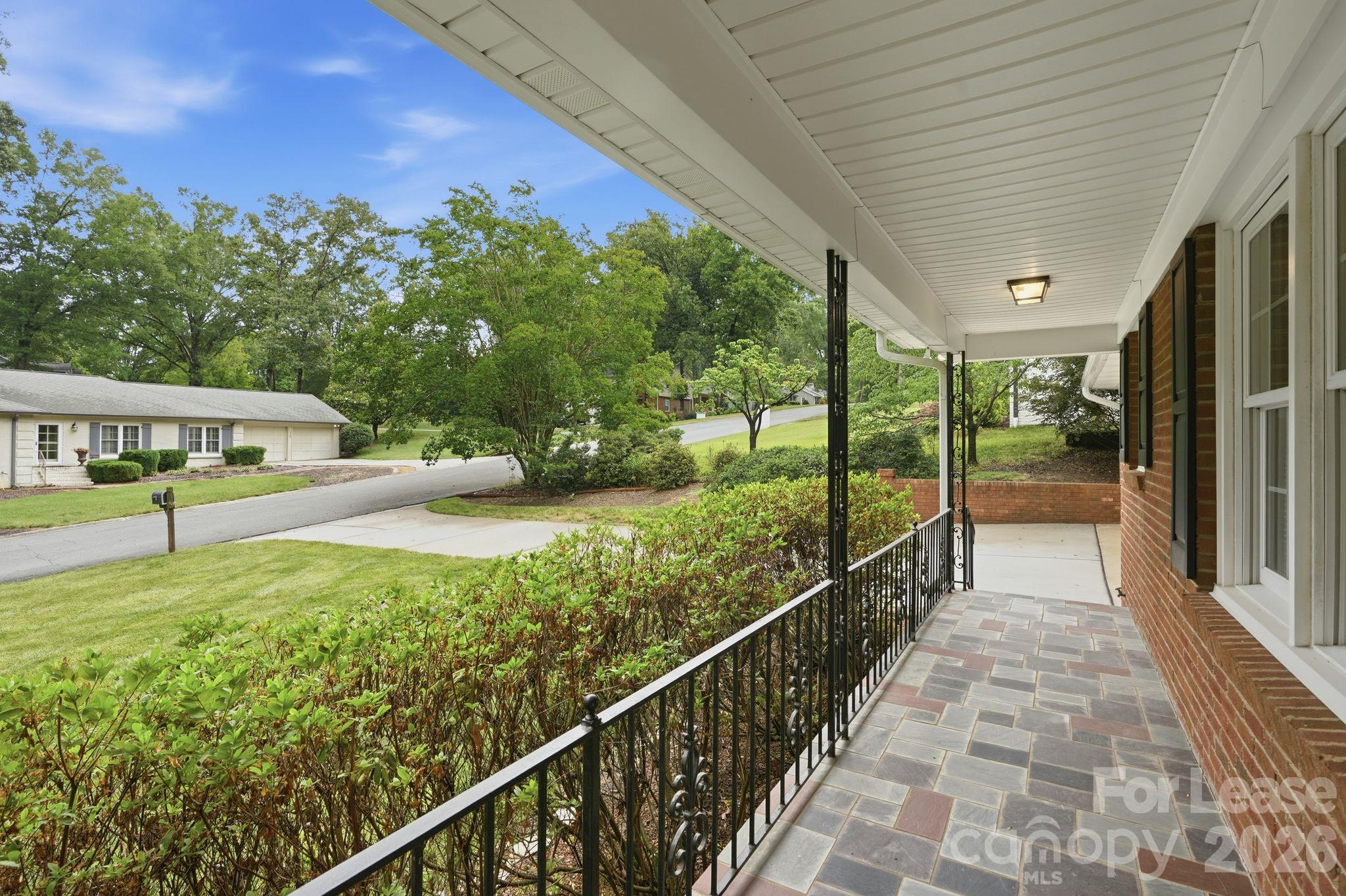 926 Shady Bluff Drive Property Photo 3