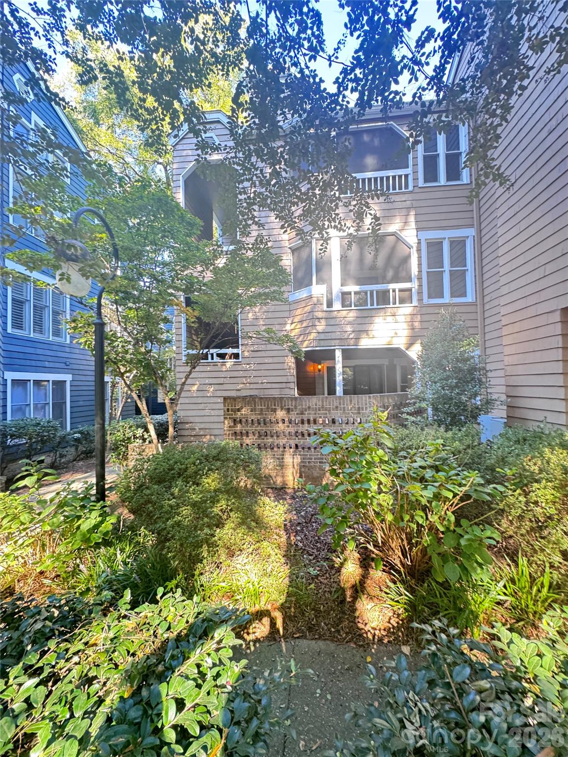 413 W 8th Street B Property Photo 1