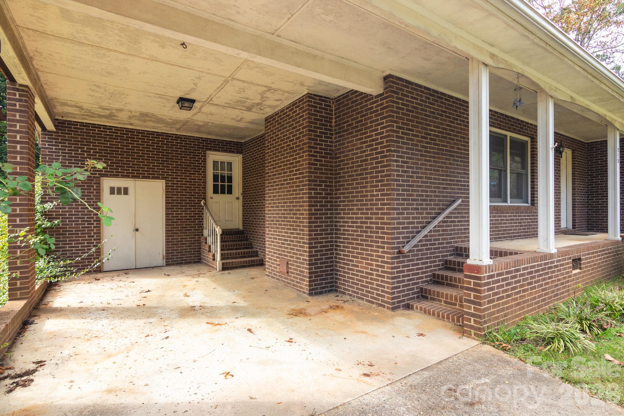 220 Bradford Drive Property Photo 3