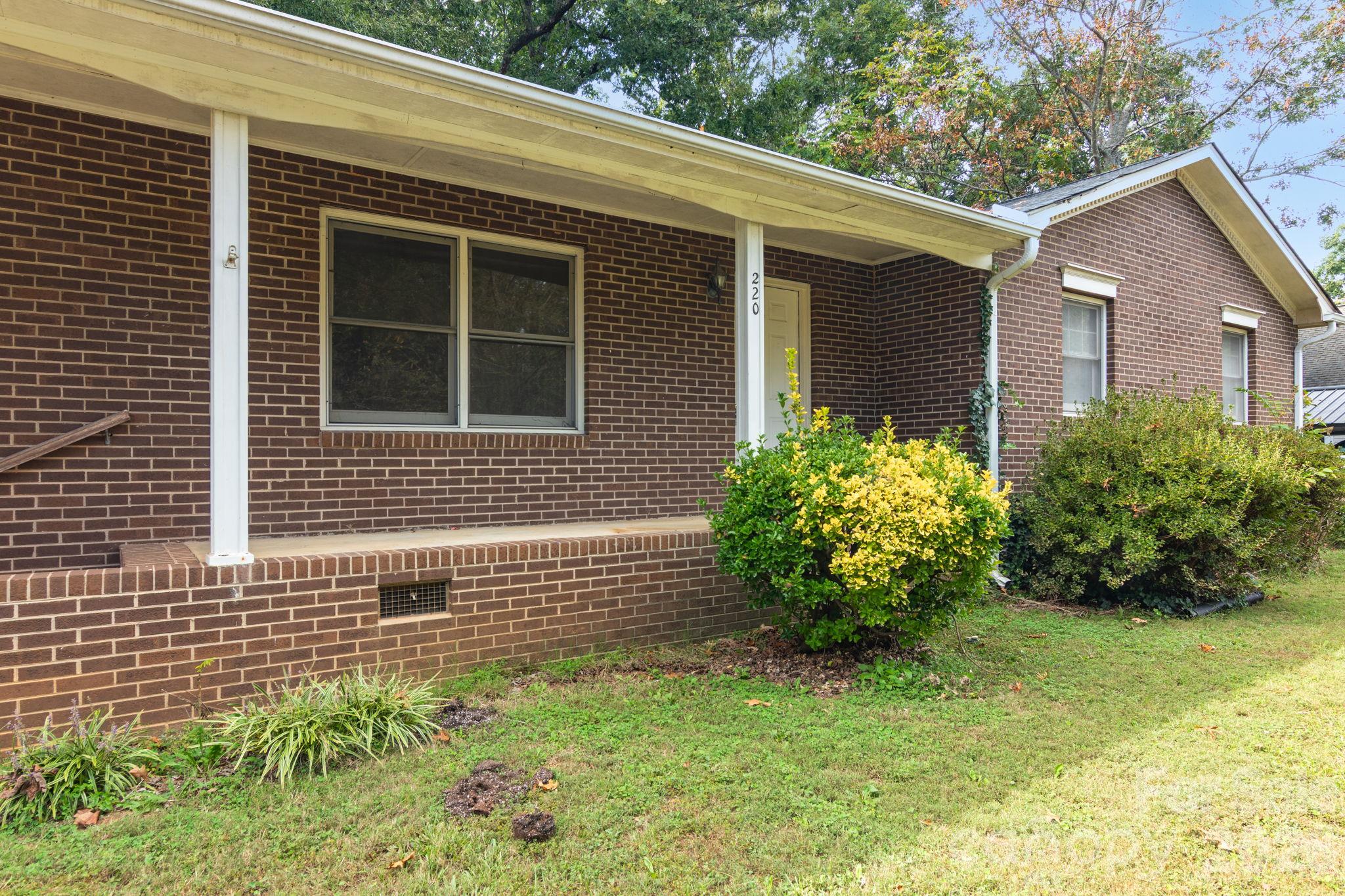 220 Bradford Drive Property Photo 4