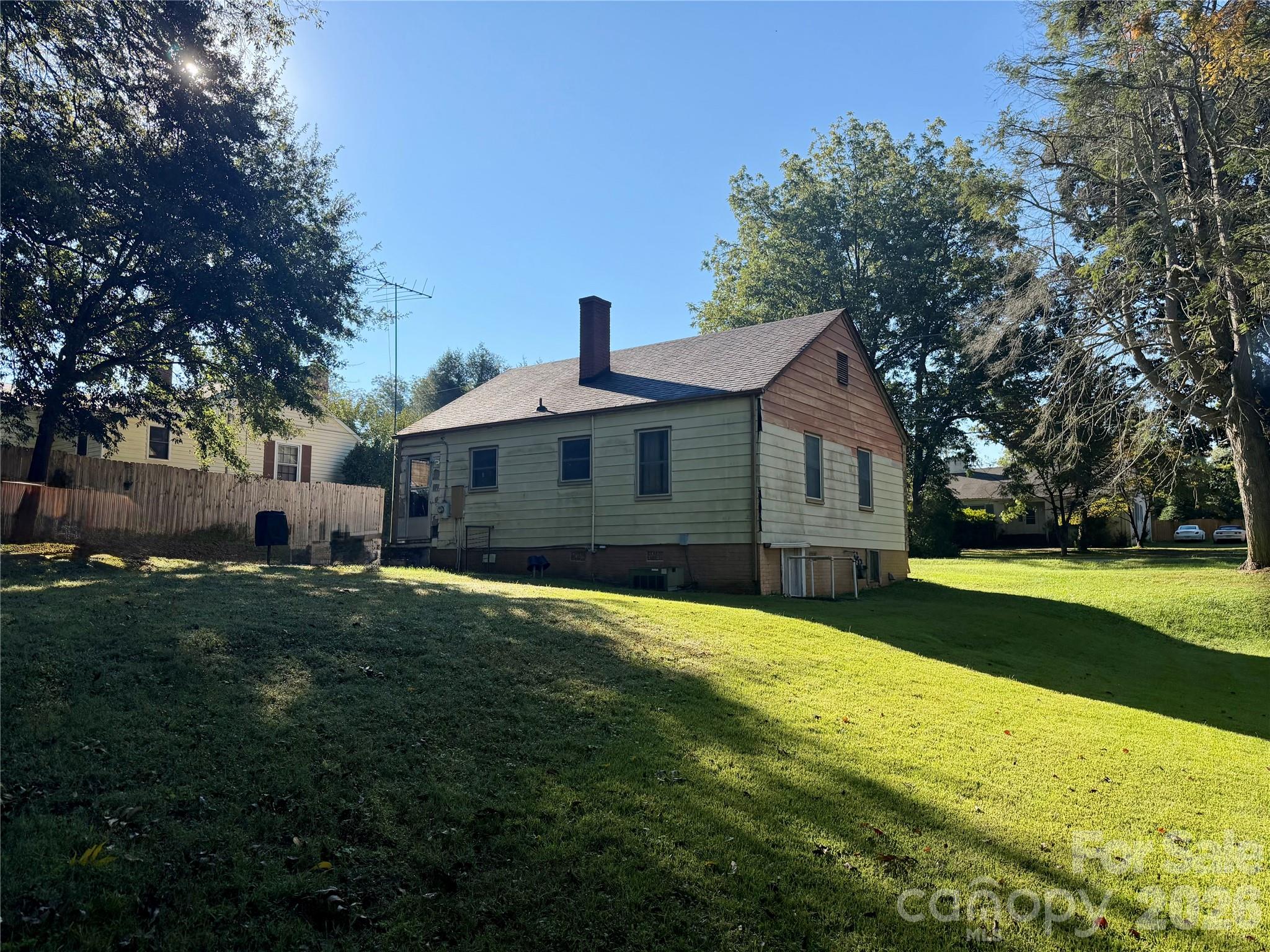 216 W 9th Street Property Photo 5
