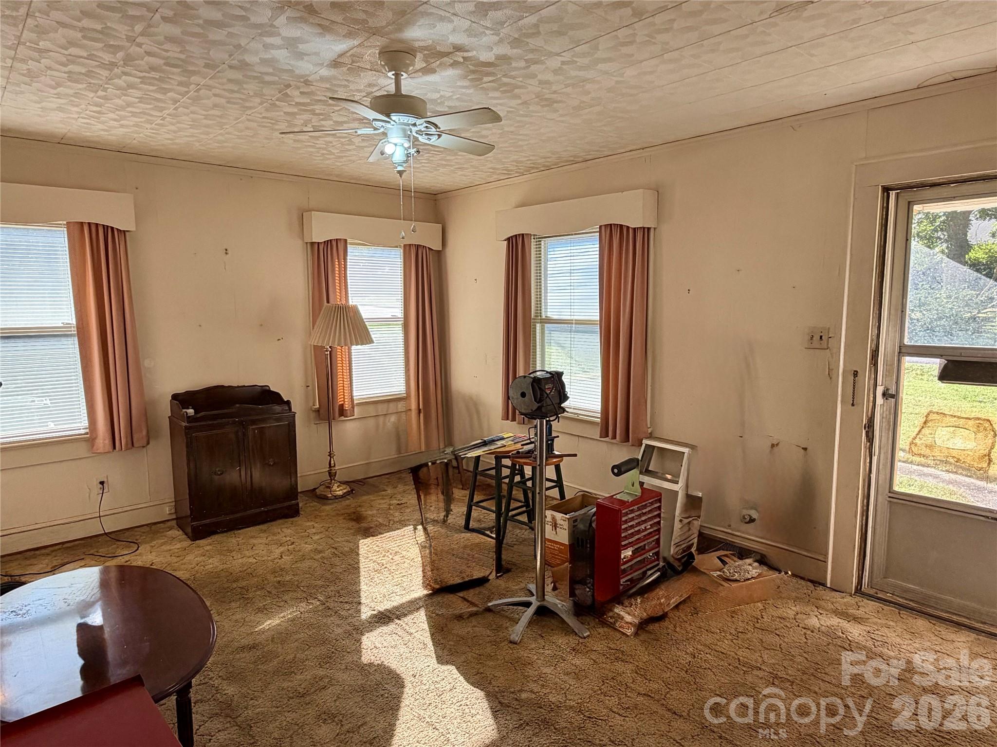 216 W 9th Street Property Photo 8