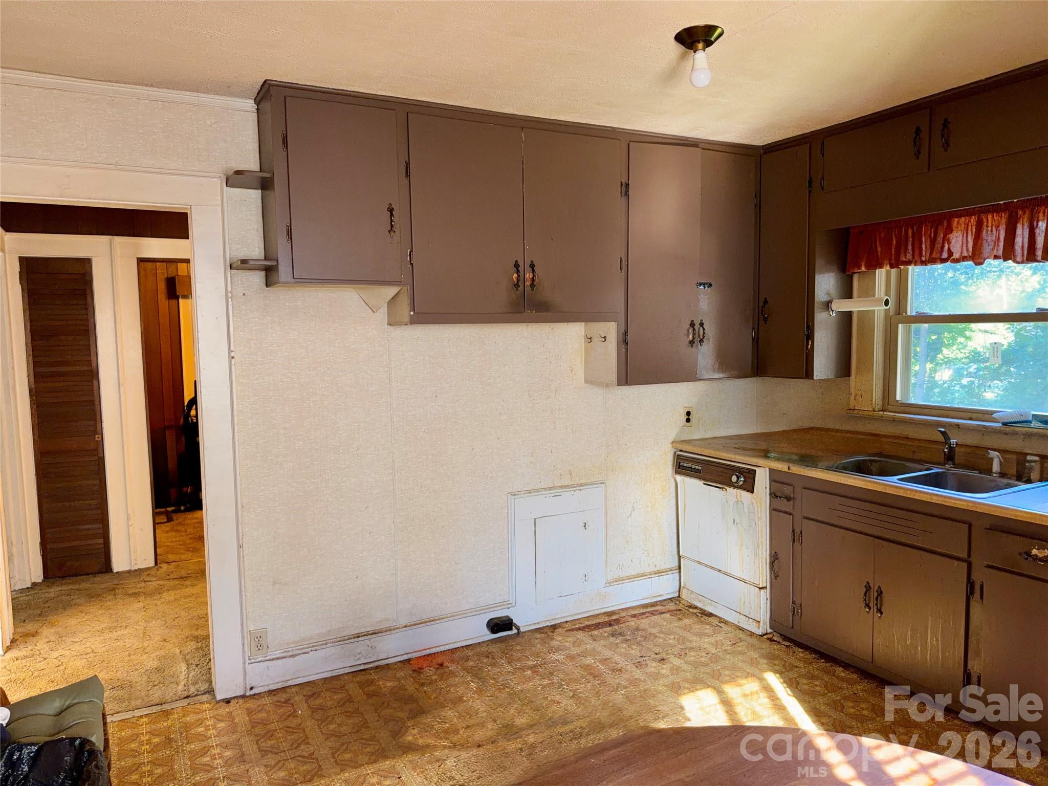 216 W 9th Street Property Photo 13