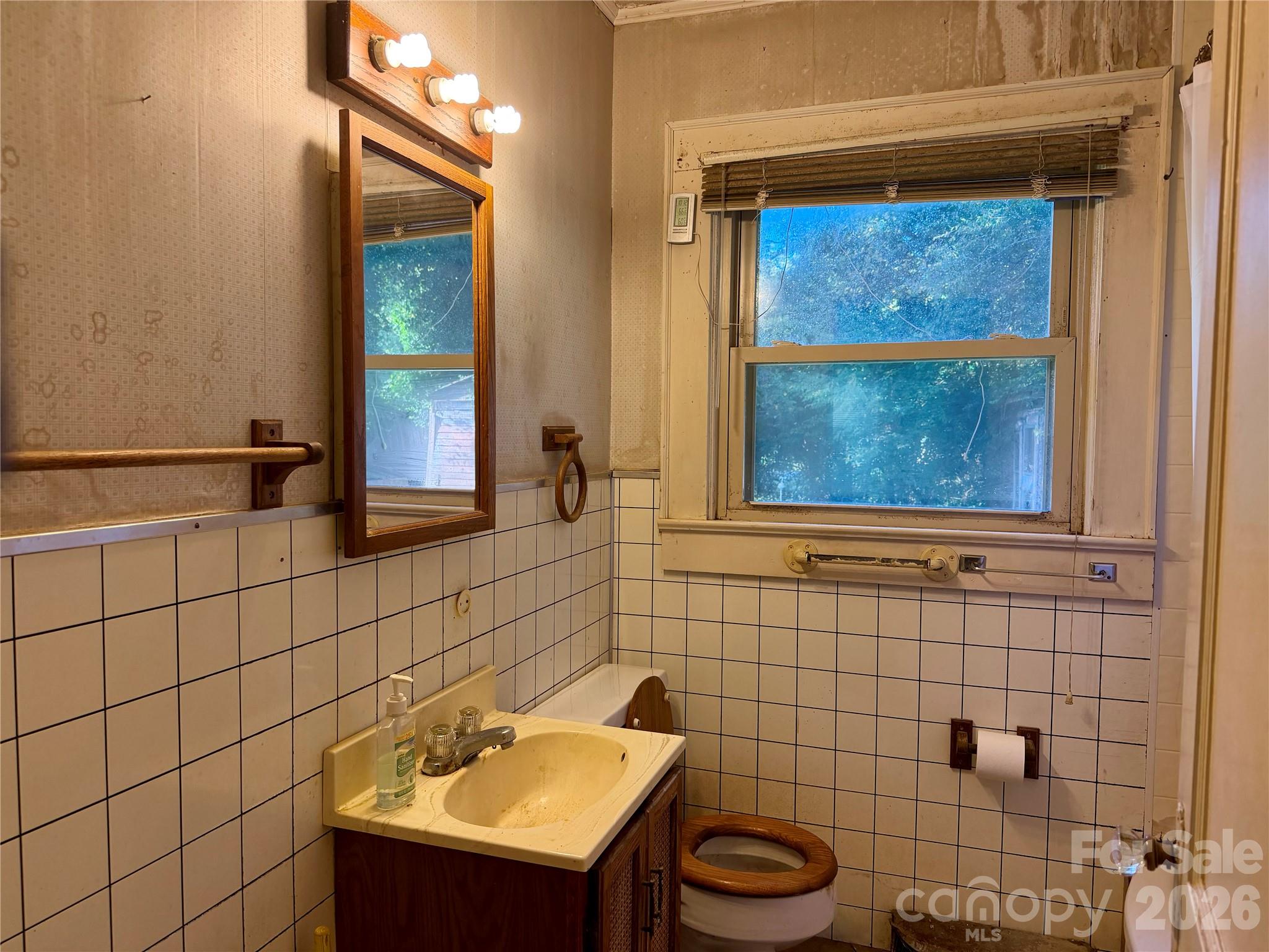 216 W 9th Street Property Photo 15