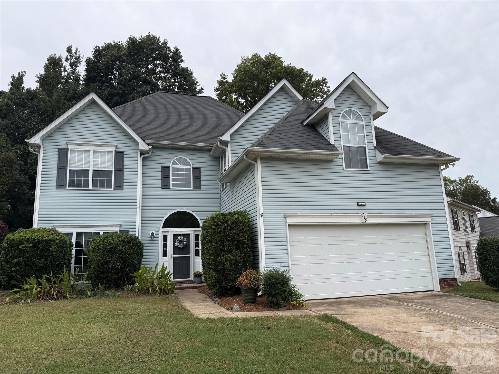 715 W Cheval Drive Property Photo 1